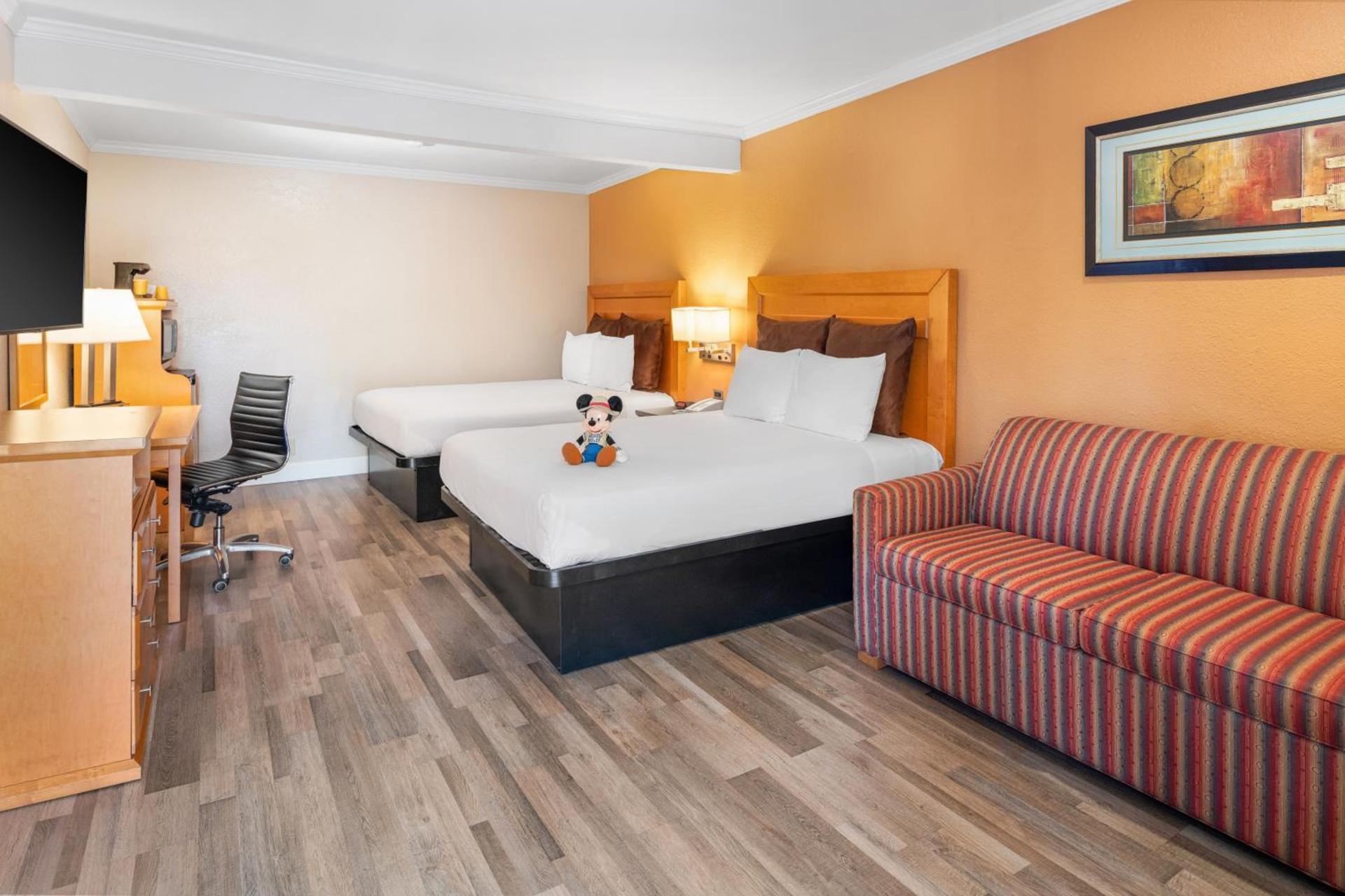 Anaheim Islander Inn and suites near Park and Convention center photo 15