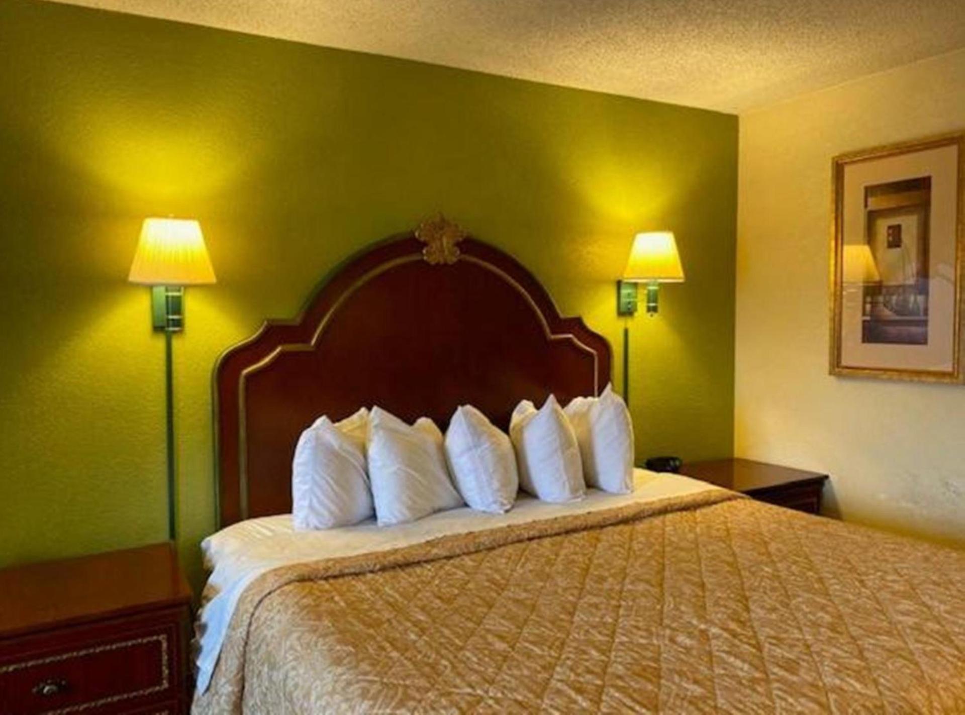 Travelodge by Wyndham Sellersburg photo 18