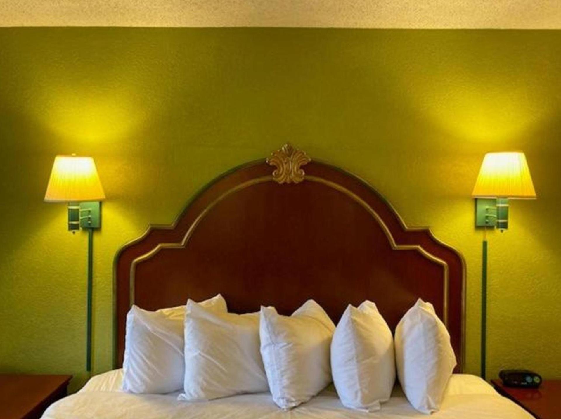 Travelodge by Wyndham Sellersburg photo 19