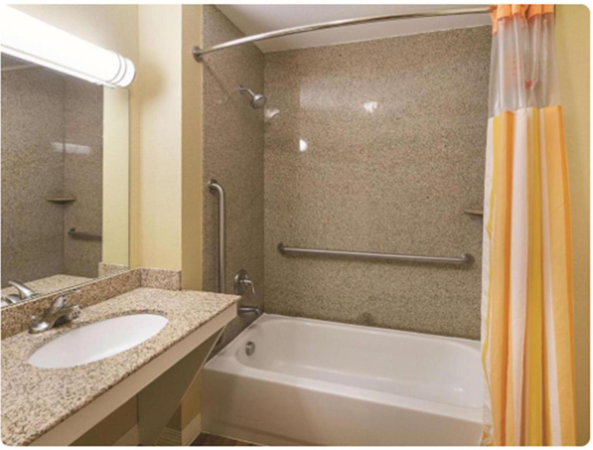 La Quinta by Wyndham Waxahachie photo 30