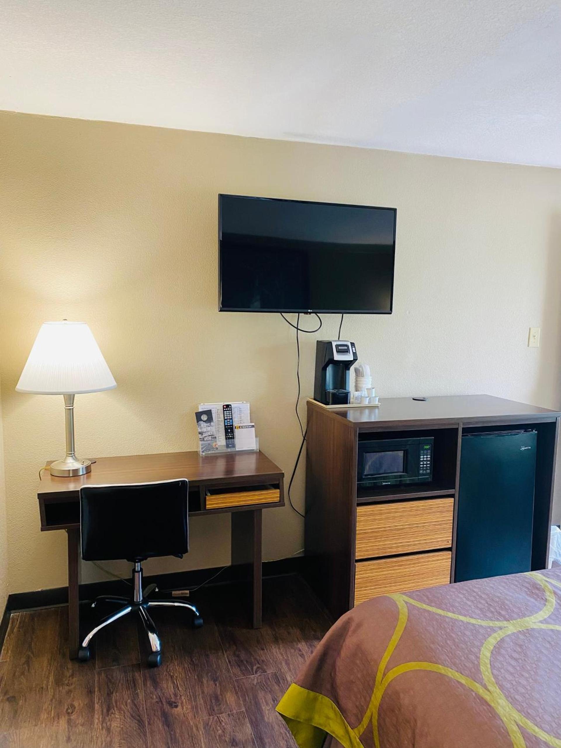 Super 8 by Wyndham Danville photo 25
