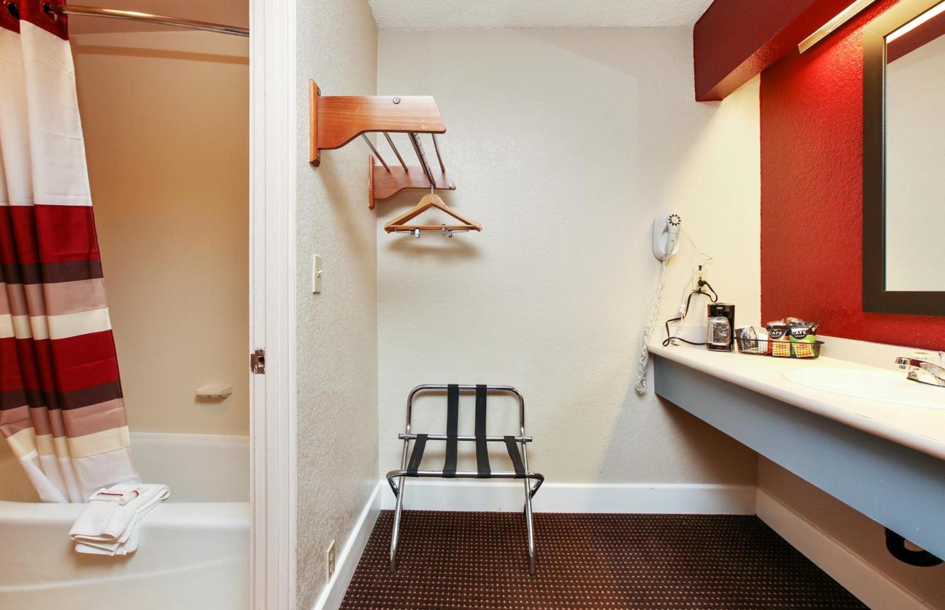 Red Roof Inn Santa Ana photo 16