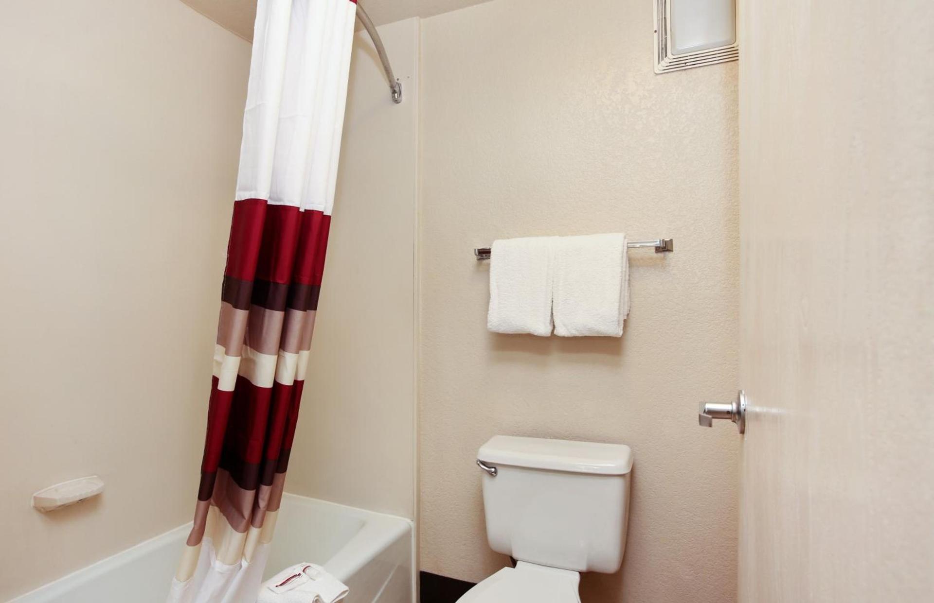 Red Roof Inn Santa Ana photo 17