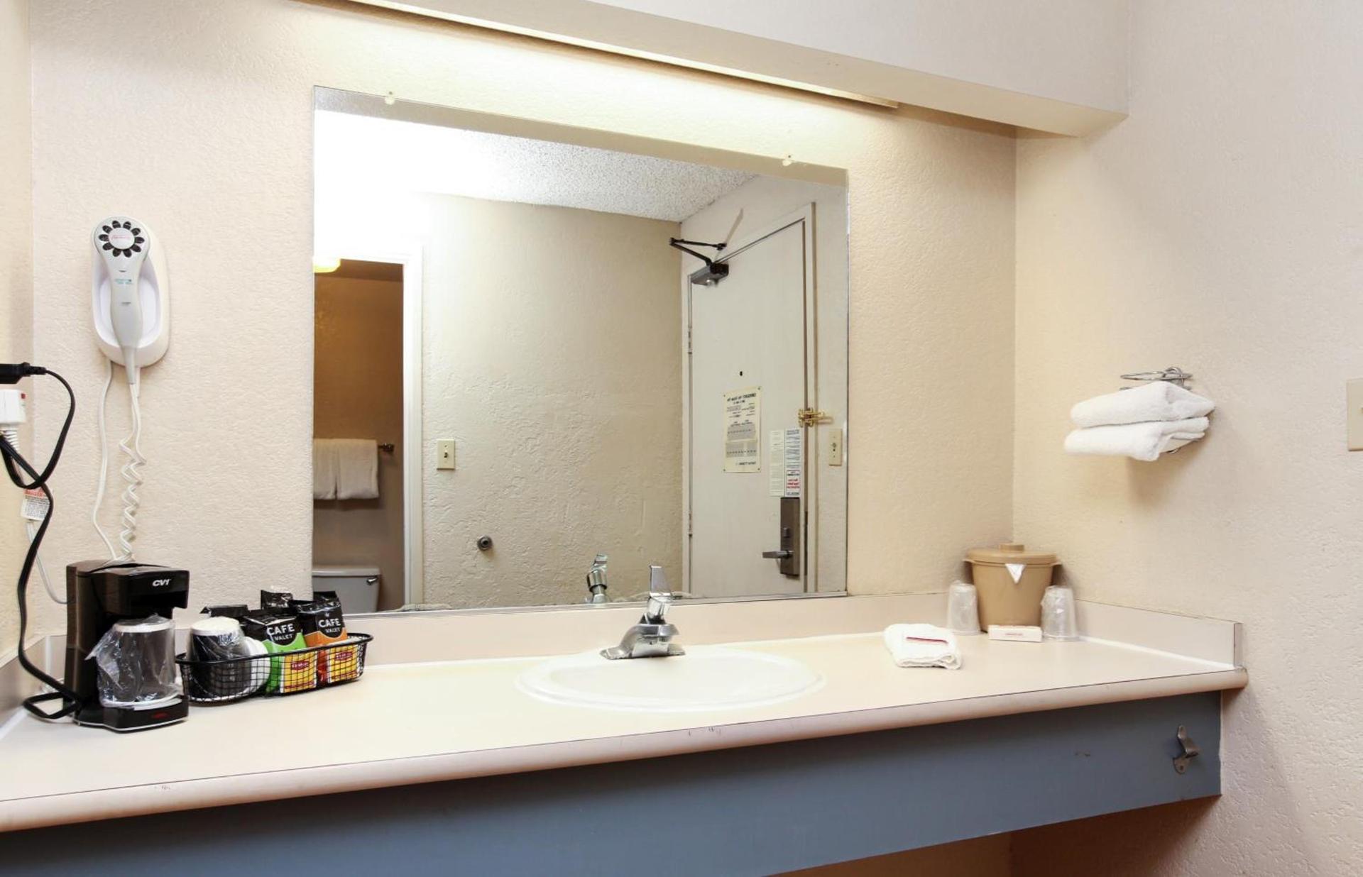 Red Roof Inn Santa Ana photo 19