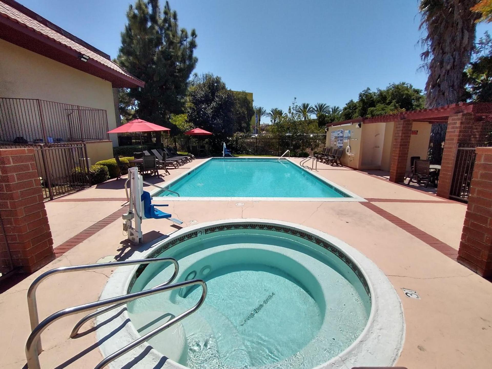Red Roof Inn Santa Ana photo 6
