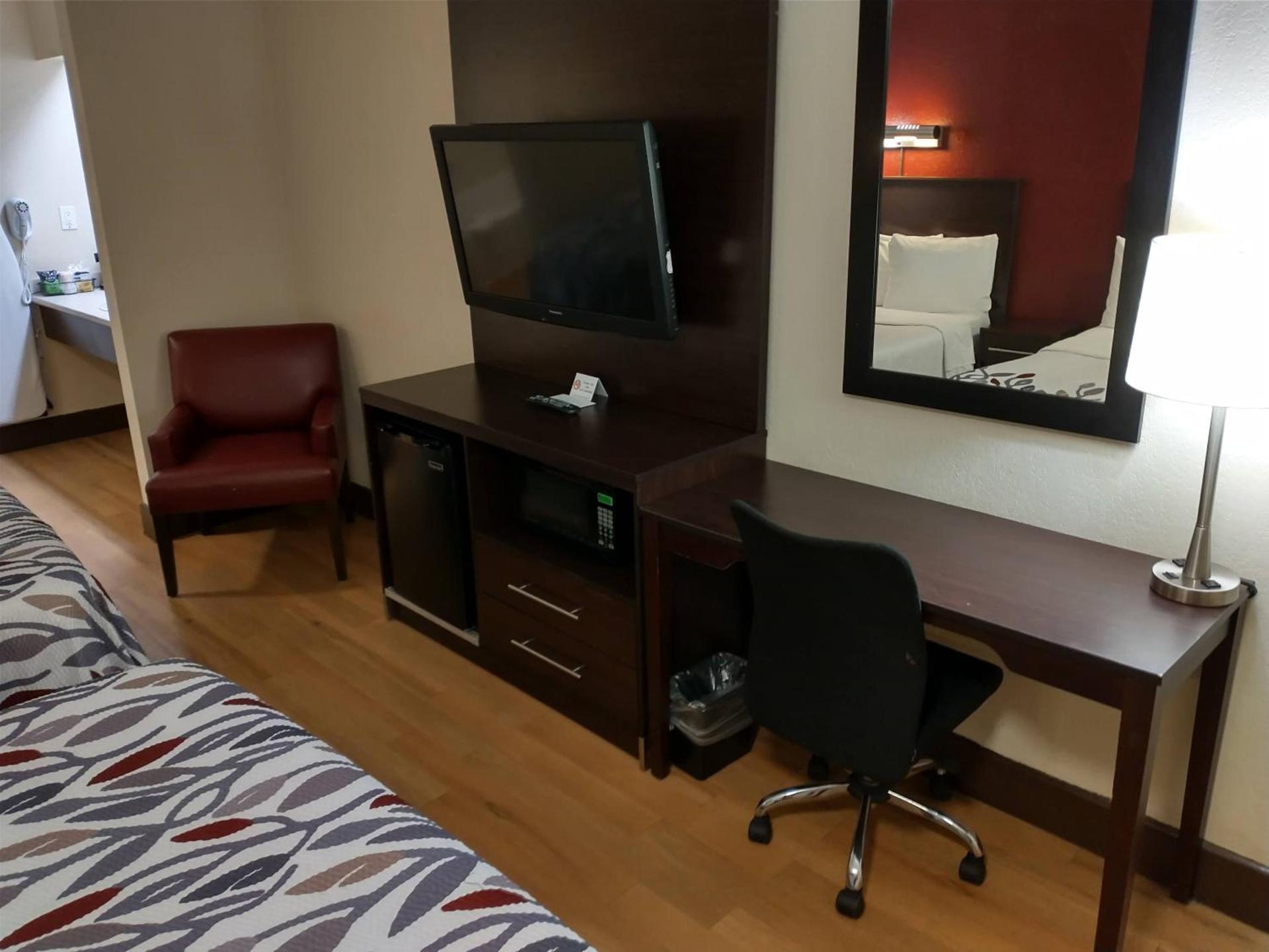 Red Roof Inn Santa Ana photo 14