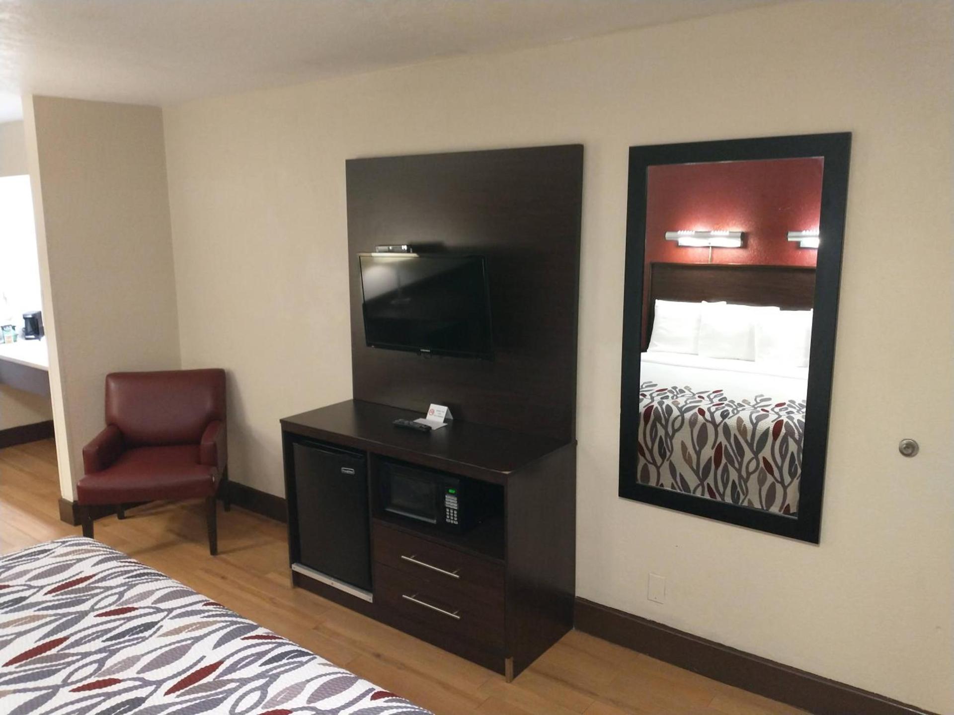 Red Roof Inn Santa Ana photo 12