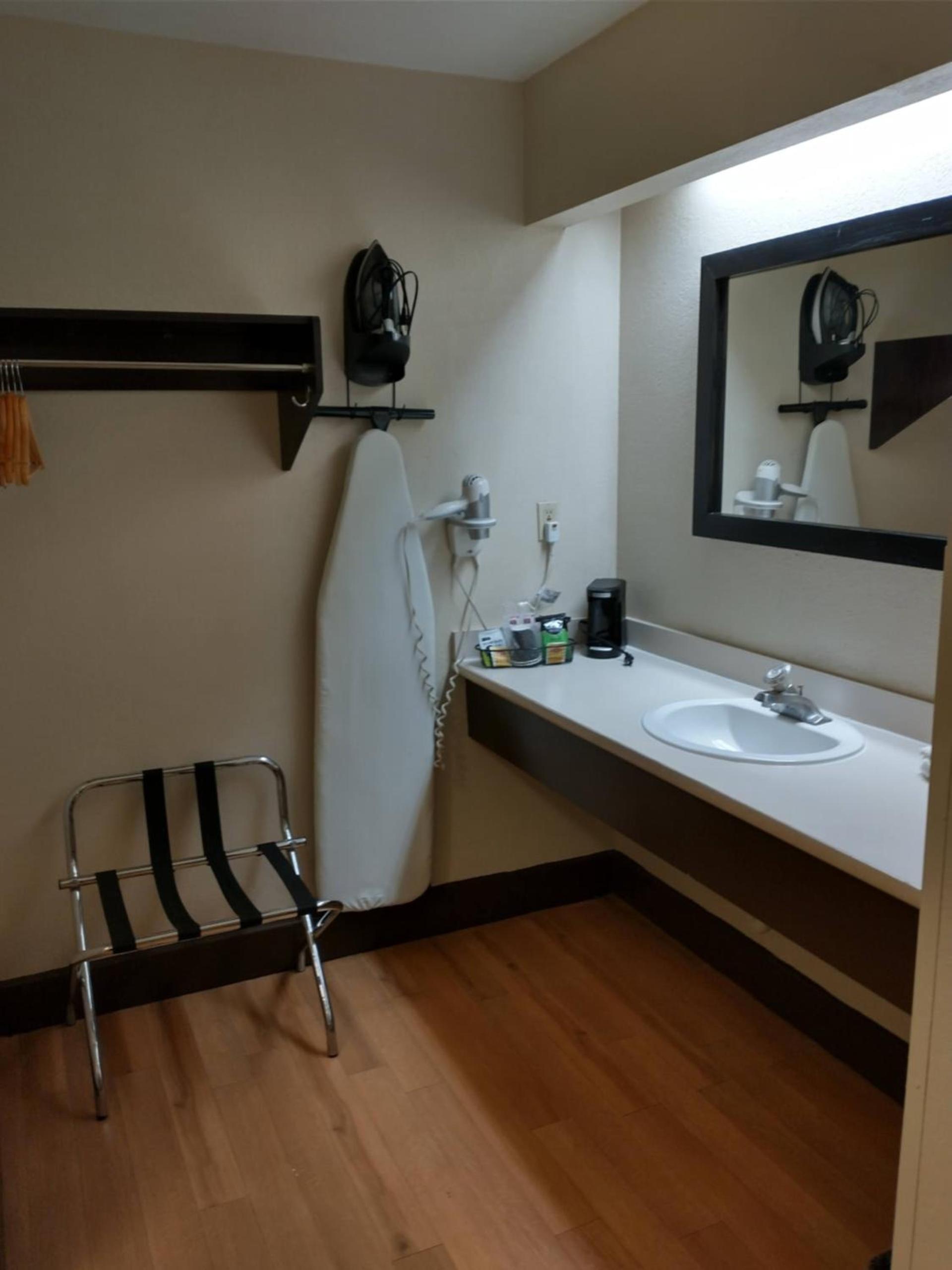 Red Roof Inn Santa Ana photo 15