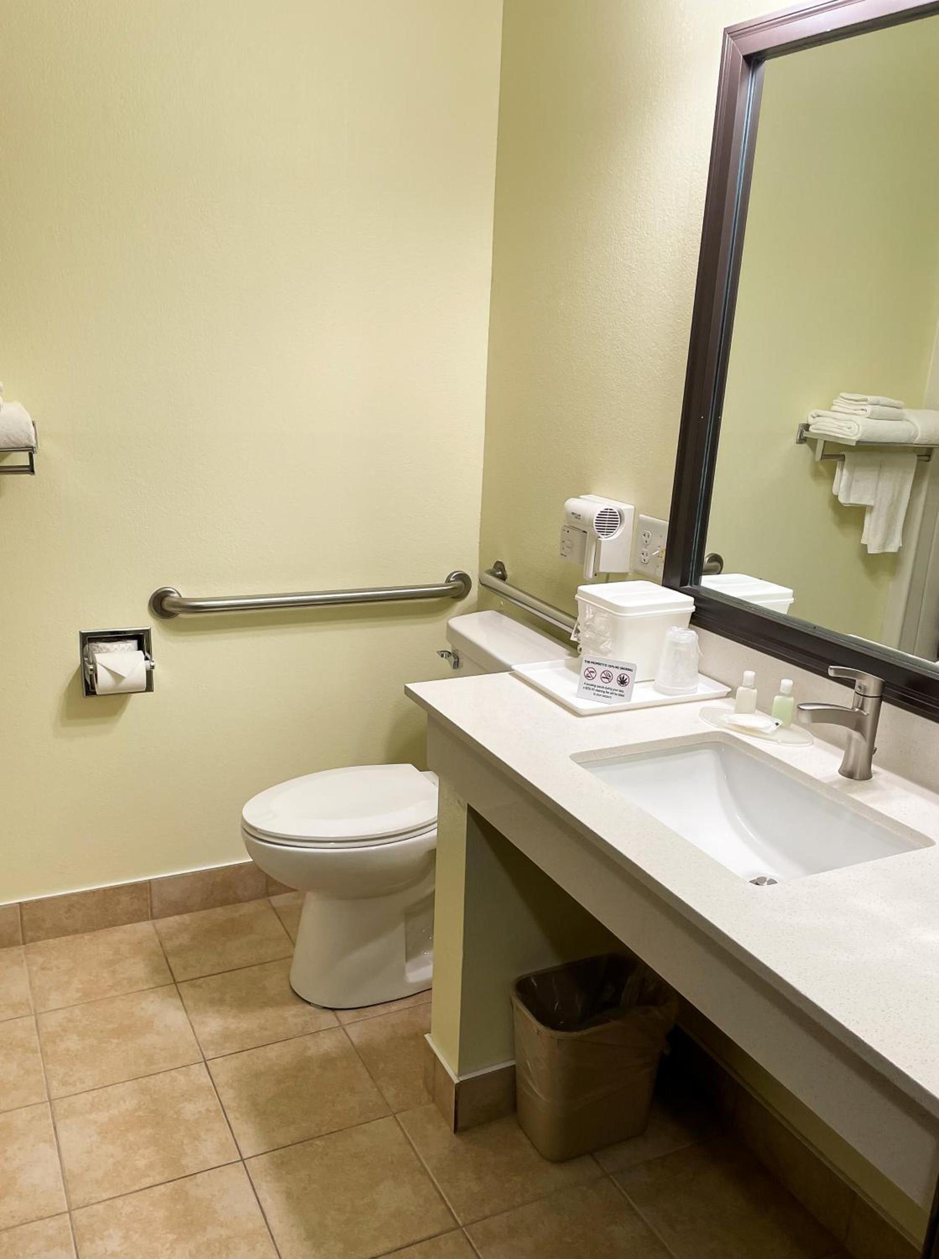 Hudson Inn & Suites photo 24