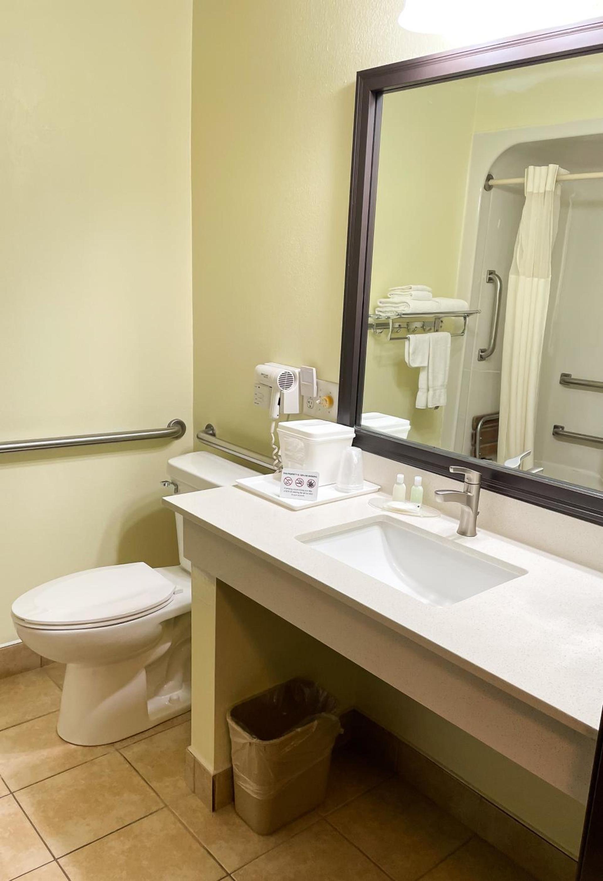 Hudson Inn & Suites photo 25