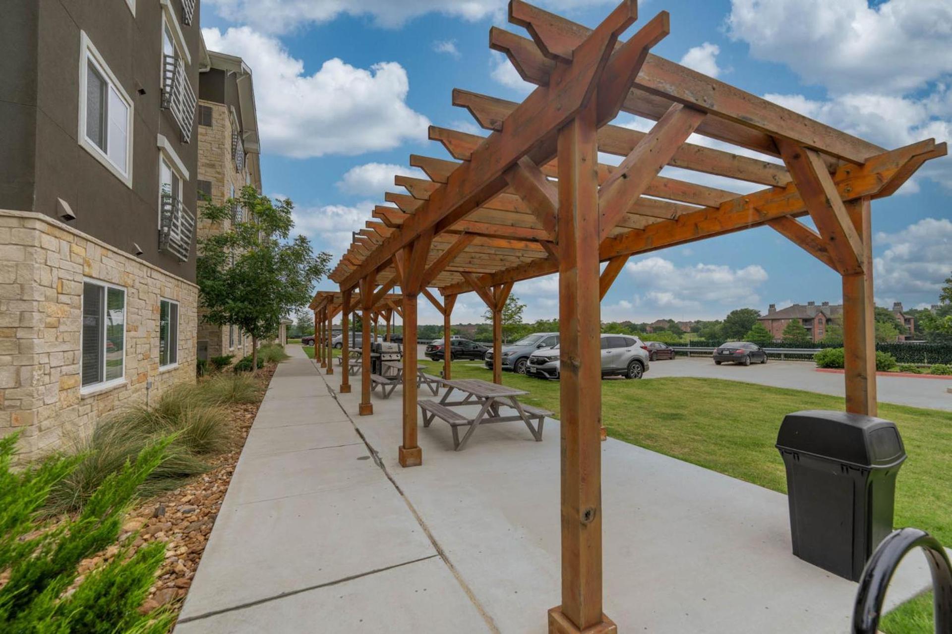 Soka Suites Dallas - Las Colinas photo 8