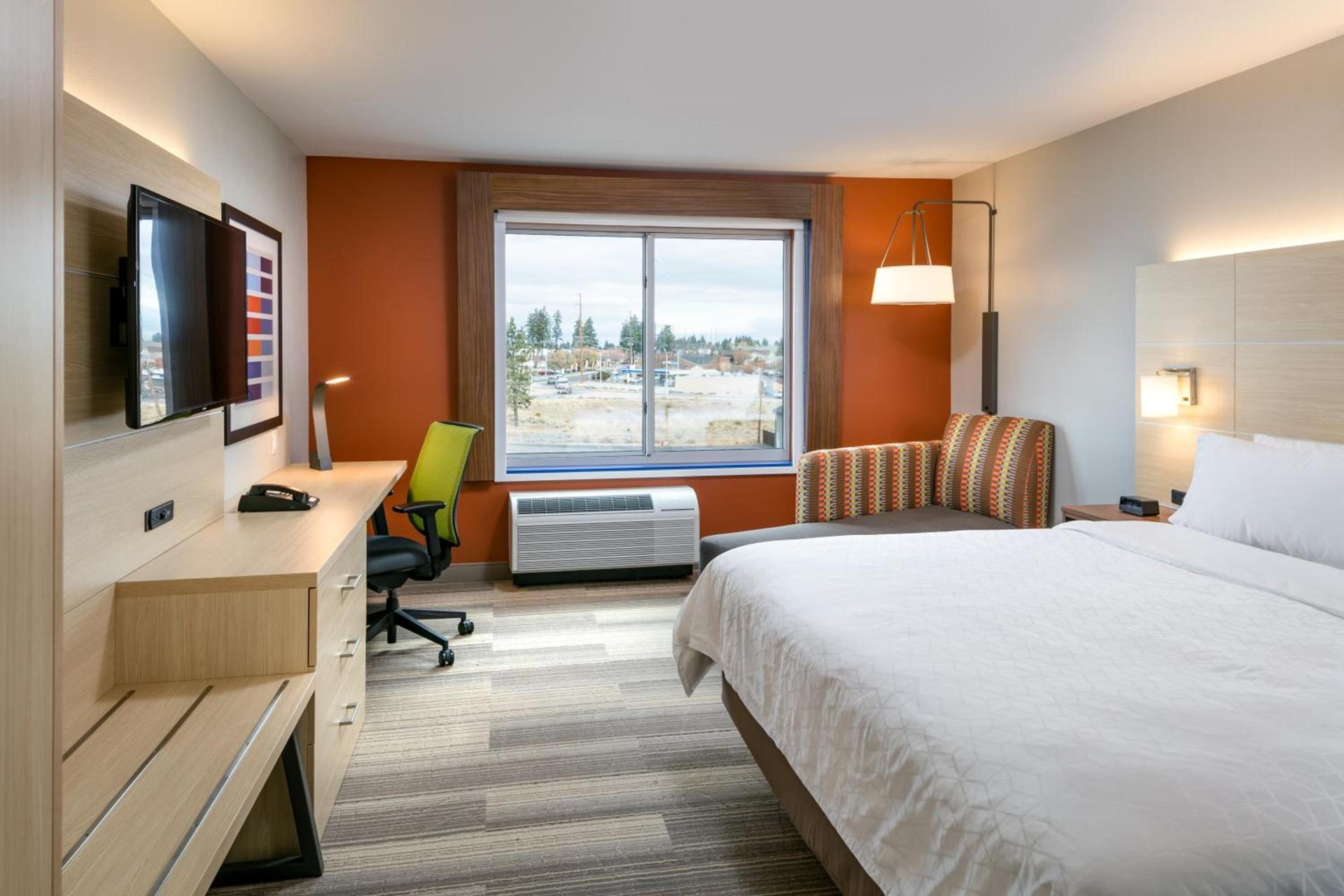 Holiday Inn Express & Suites - Bend South by IHG photo 2