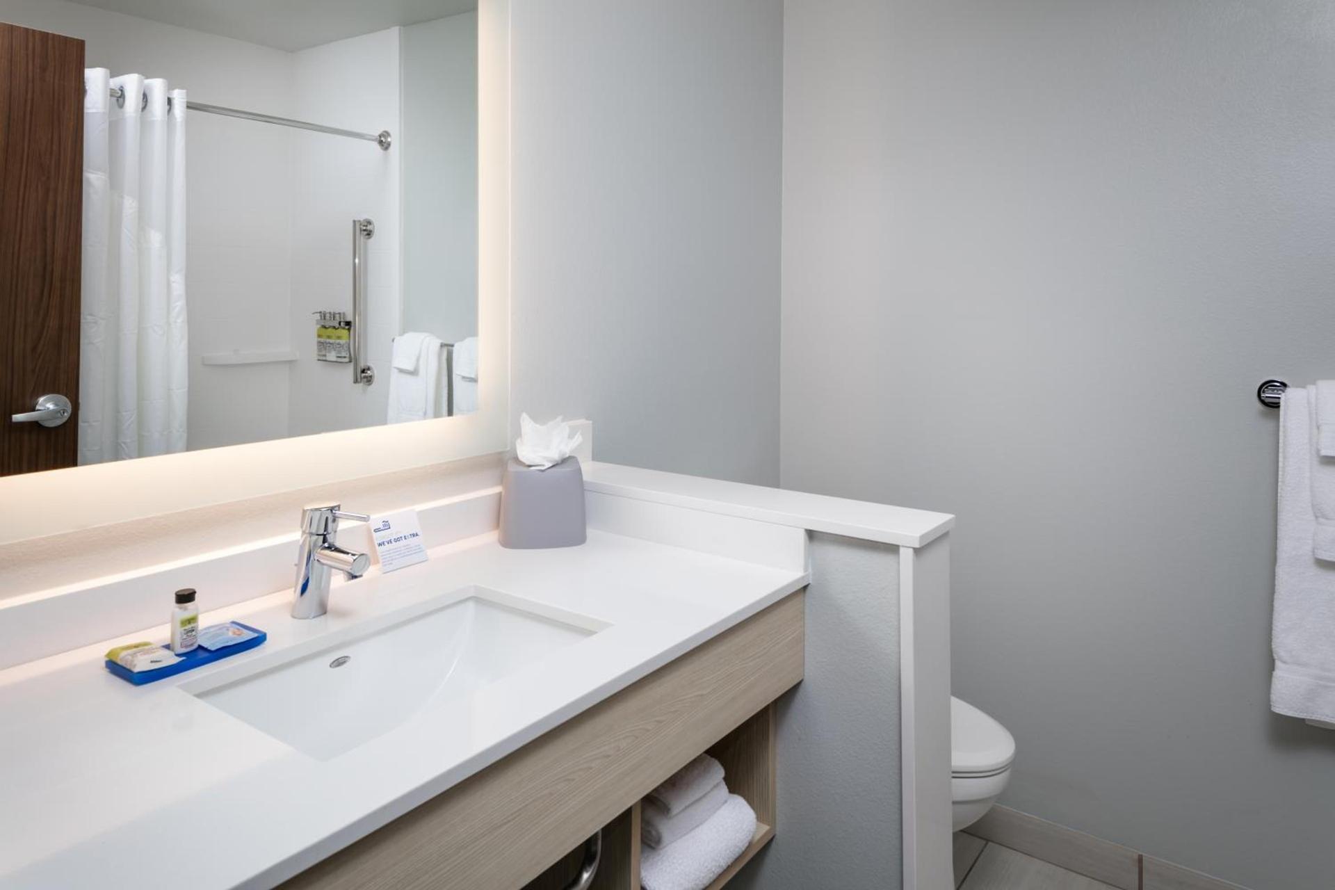 Holiday Inn Express & Suites - Bend South by IHG photo 6