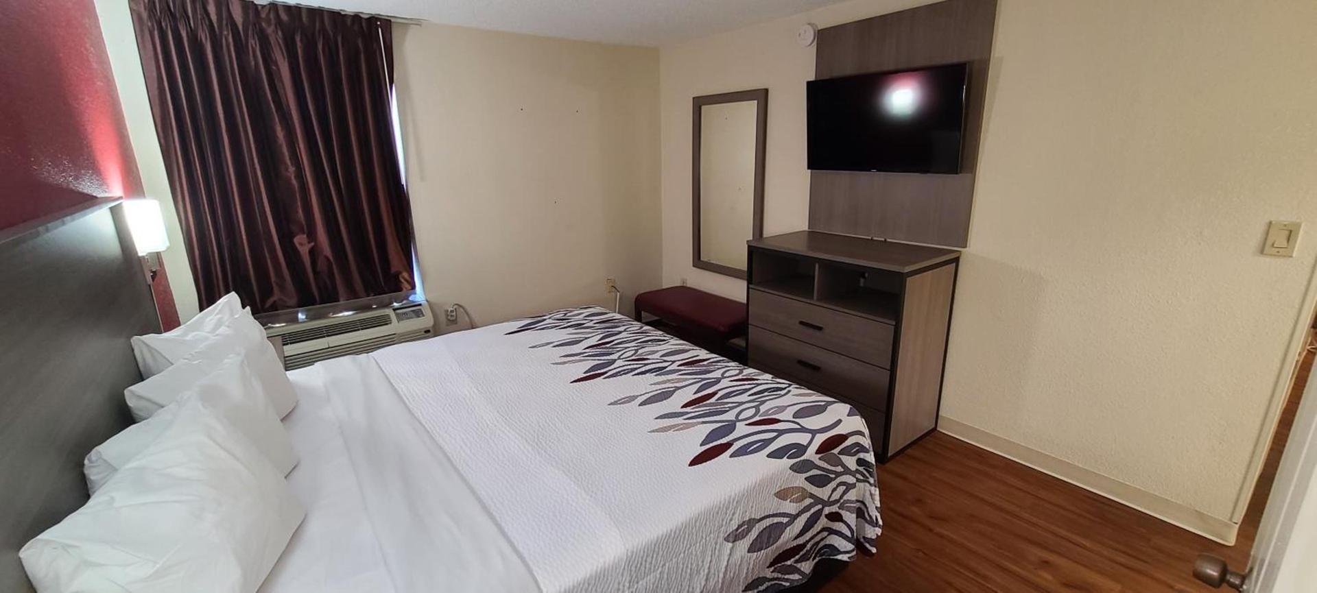 Red Roof Inn & Suites Cornelius - Lake Norman photo 14