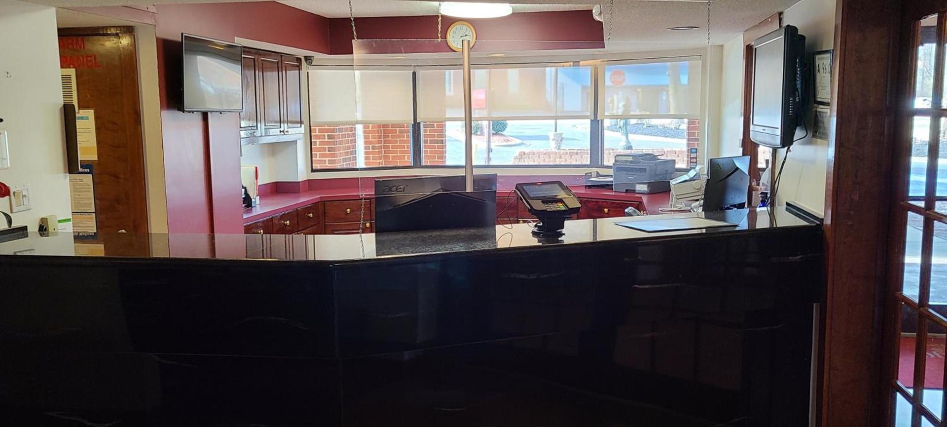 Red Roof Inn & Suites Cornelius - Lake Norman photo 2