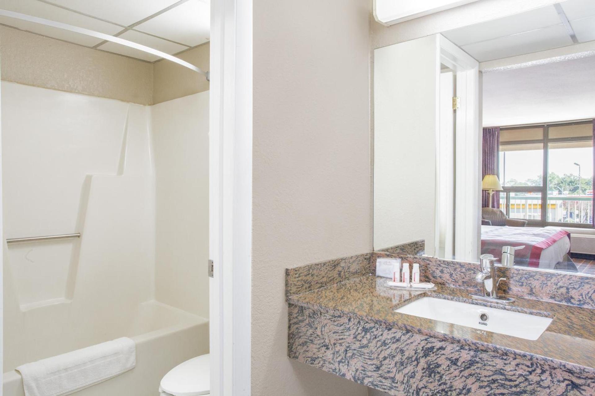 Ramada by Wyndham Edgewood Hotel & Conference Center photo 34