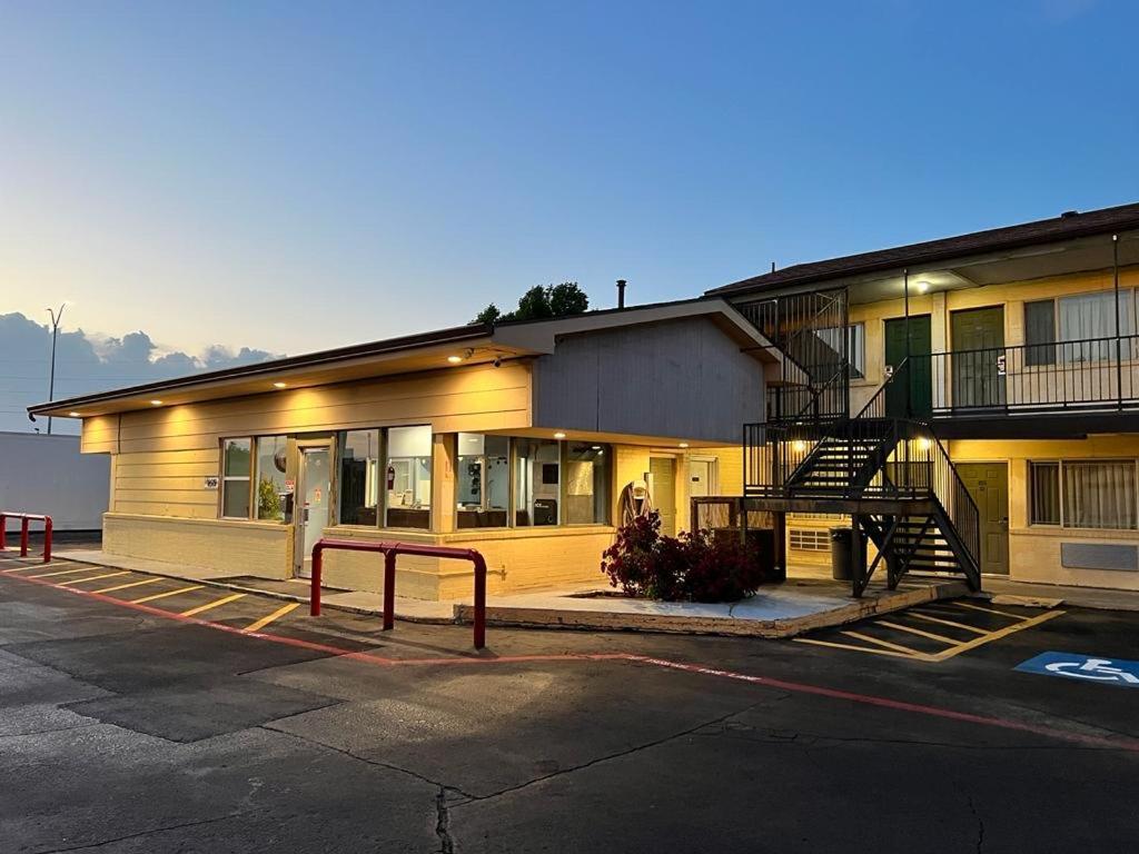 Budget Inn & Suites photo 1