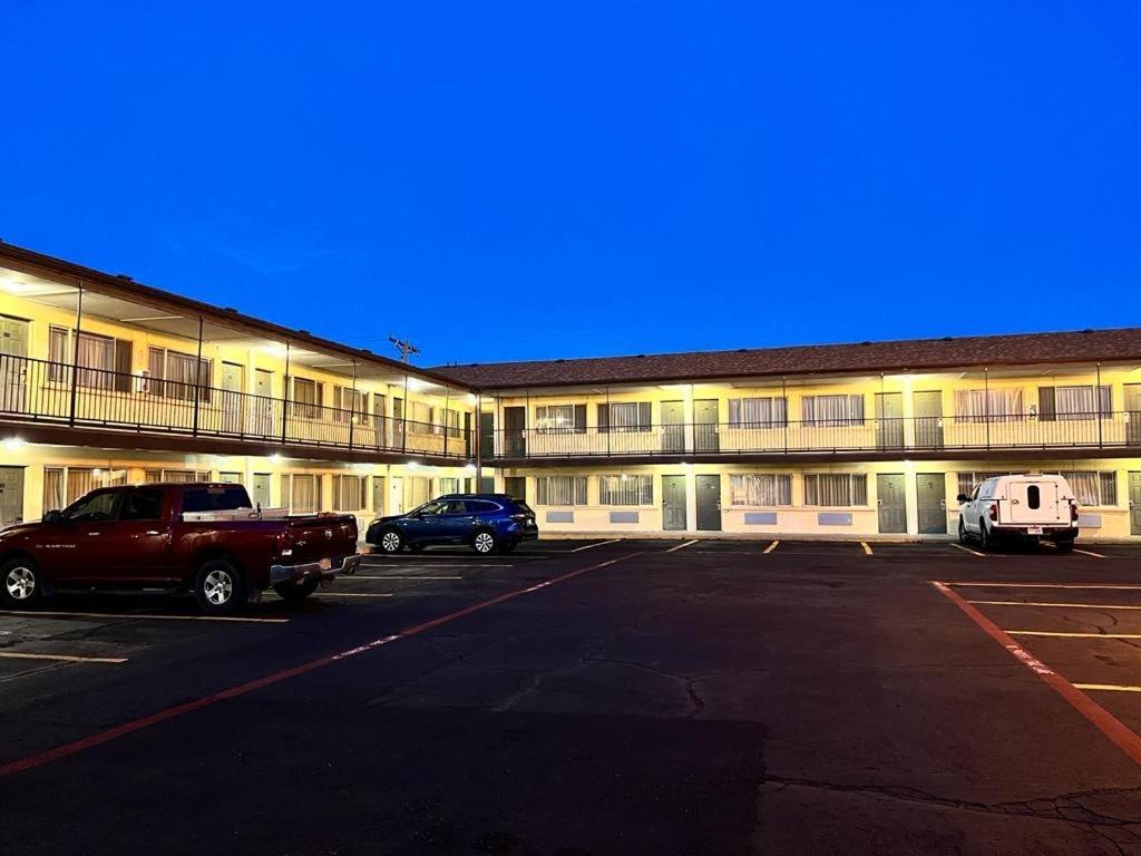 Budget Inn & Suites photo 2