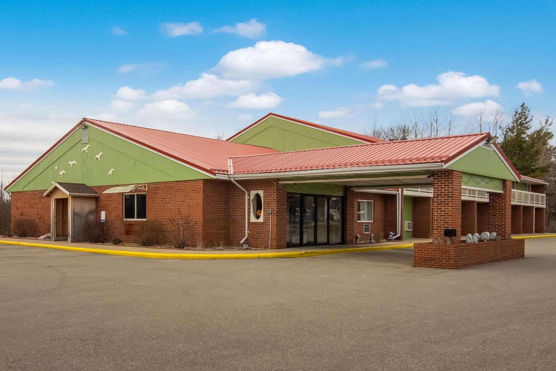 Econo Lodge Cadillac by Choice photo 3