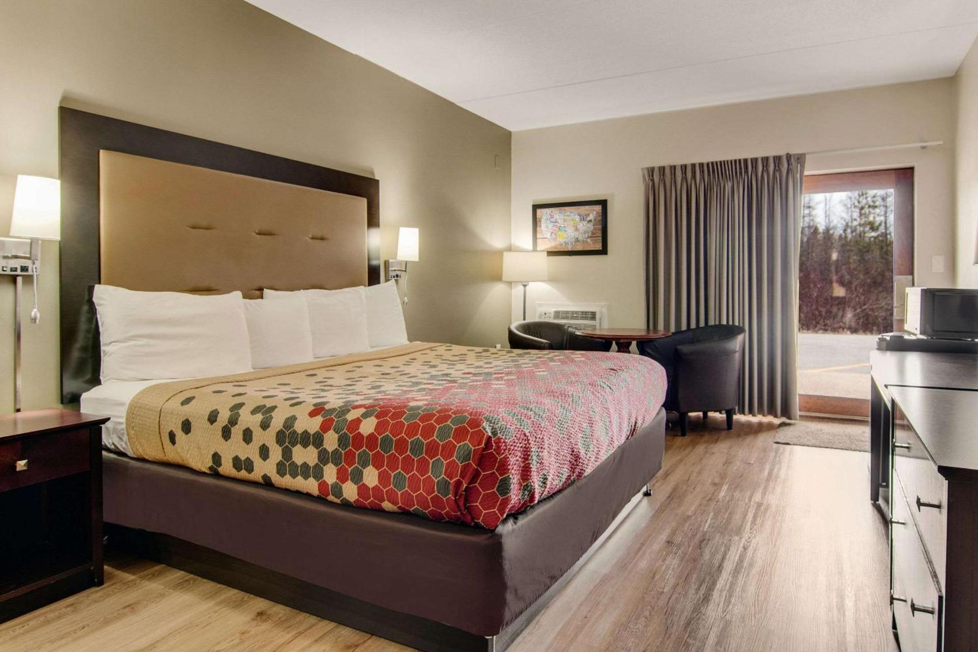 Econo Lodge Cadillac by Choice photo 8
