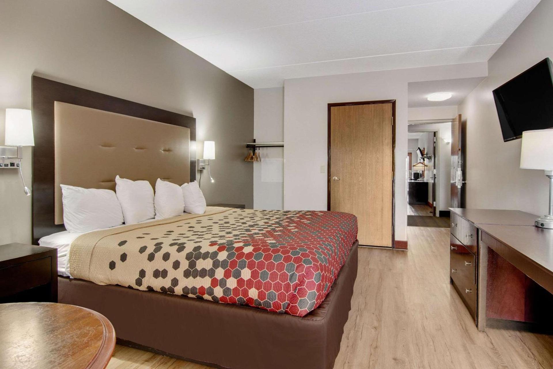 Econo Lodge Cadillac by Choice photo 12