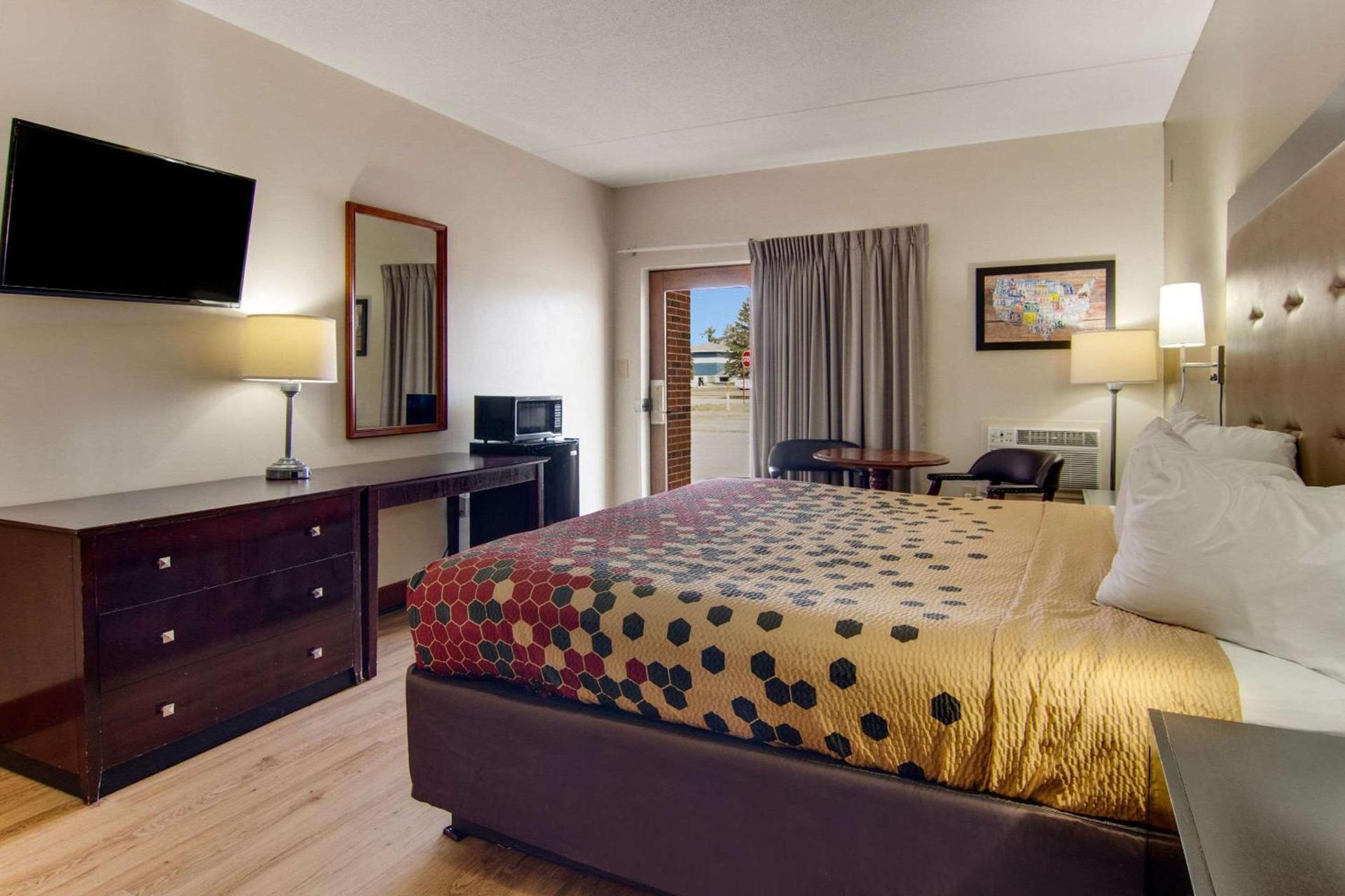 Econo Lodge Cadillac by Choice photo 13