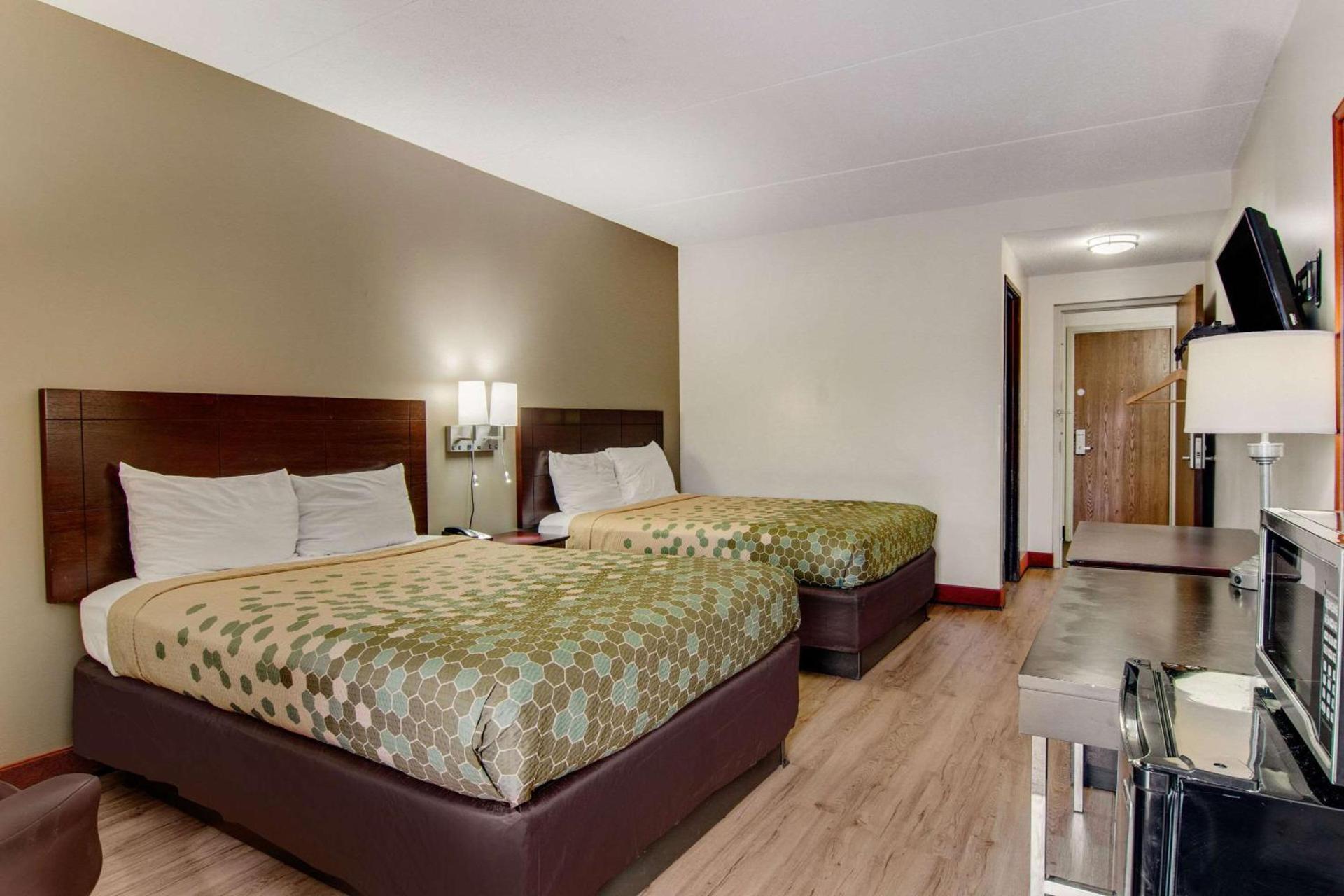 Econo Lodge Cadillac by Choice photo 14