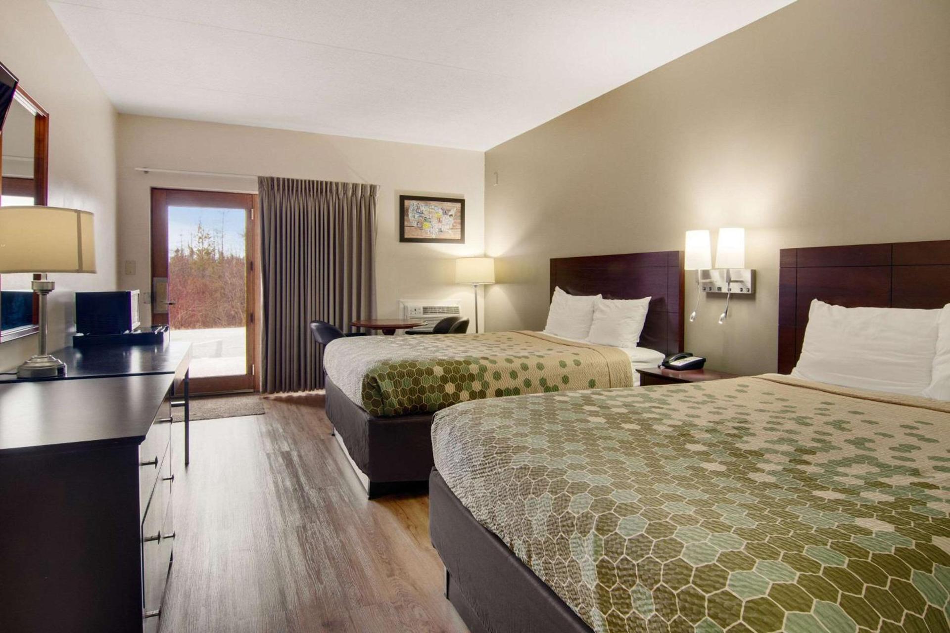 Econo Lodge Cadillac by Choice photo 15