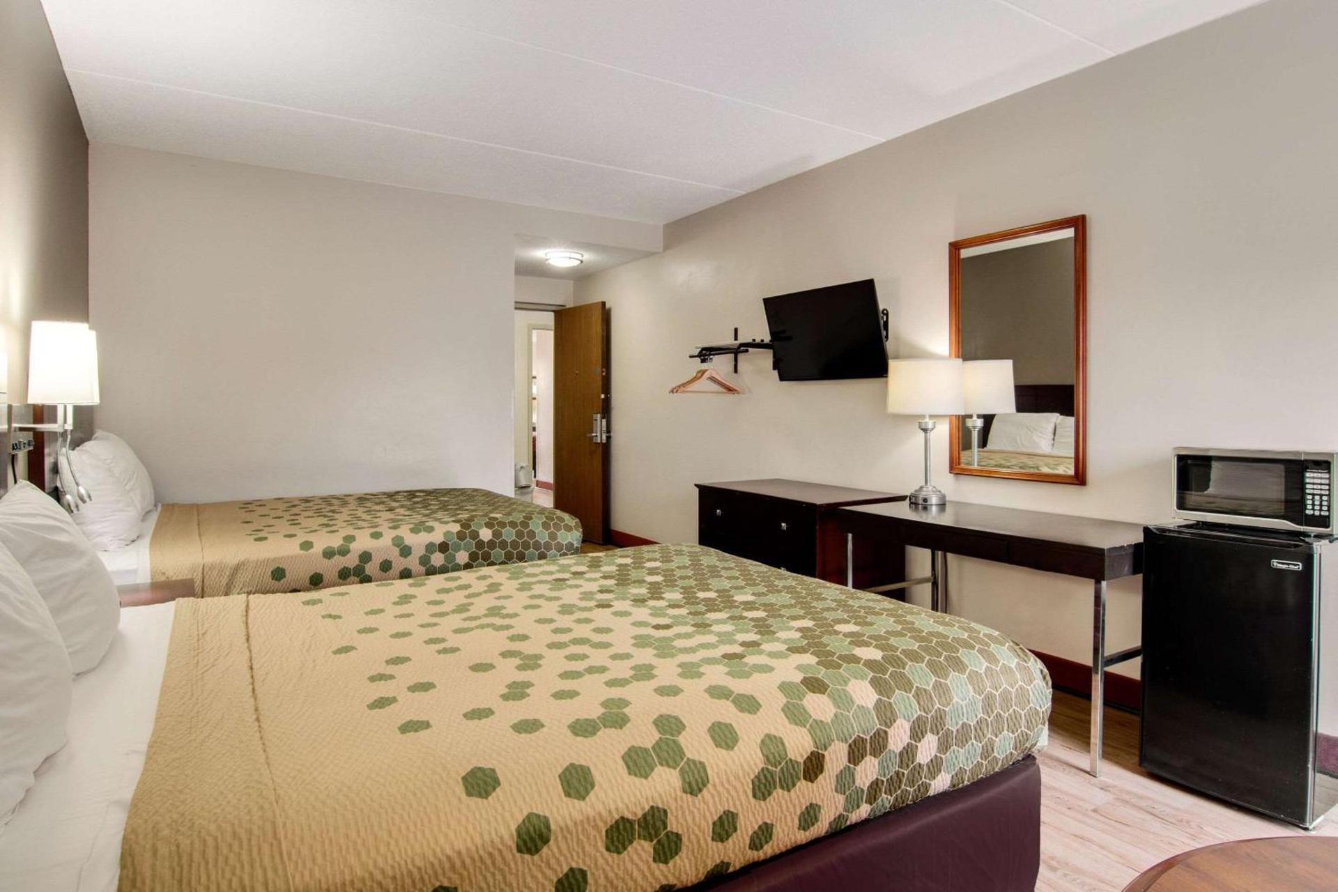 Econo Lodge Cadillac by Choice photo 16