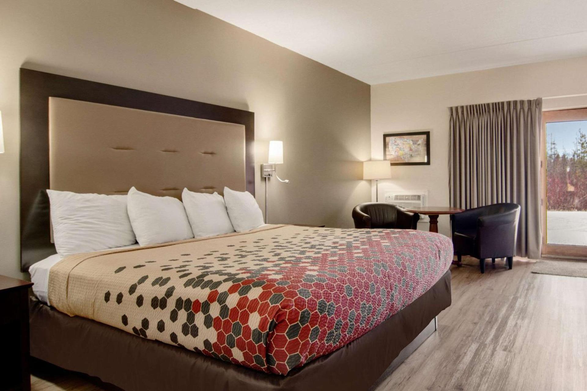 Econo Lodge Cadillac by Choice photo 18