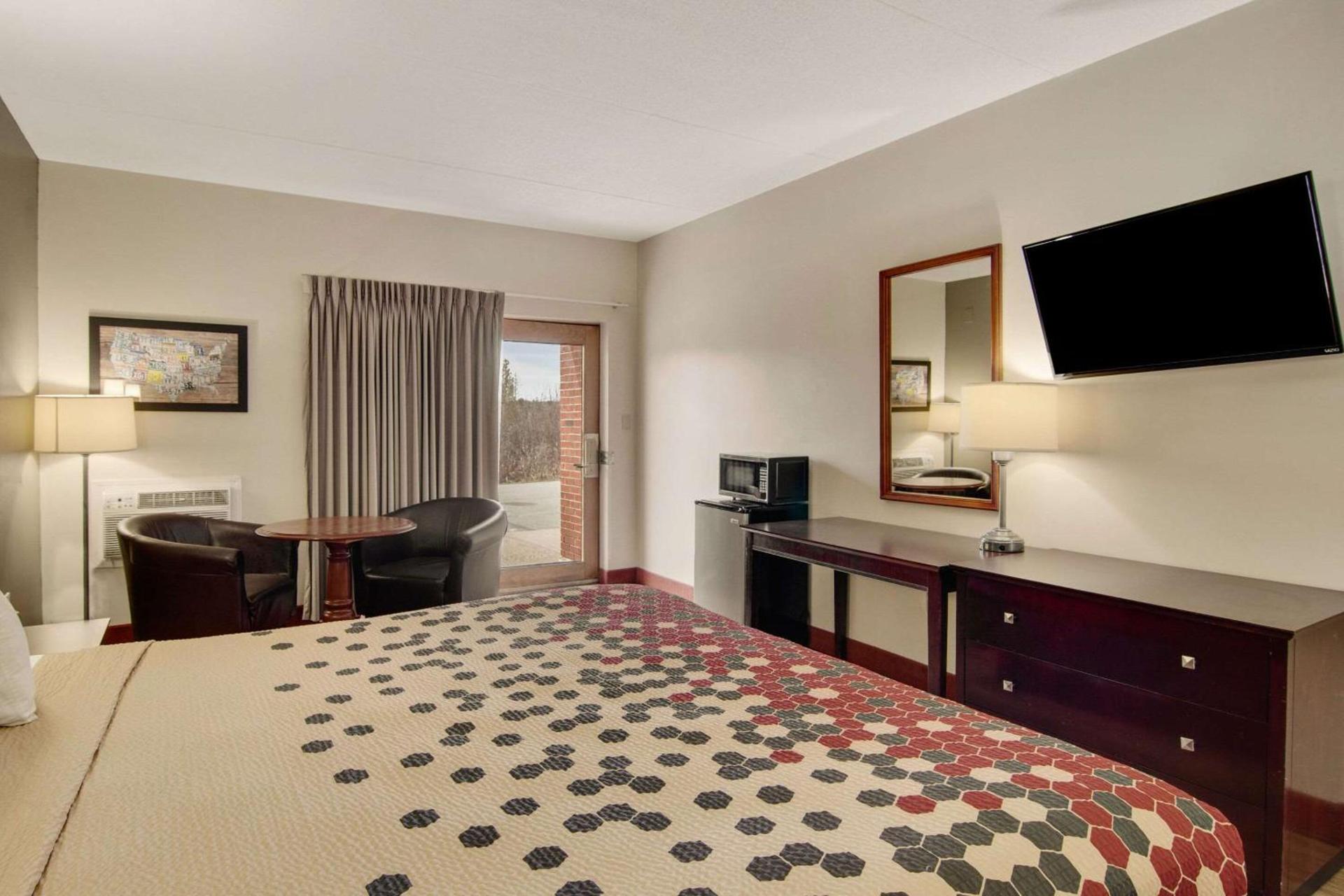 Econo Lodge Cadillac by Choice photo 20