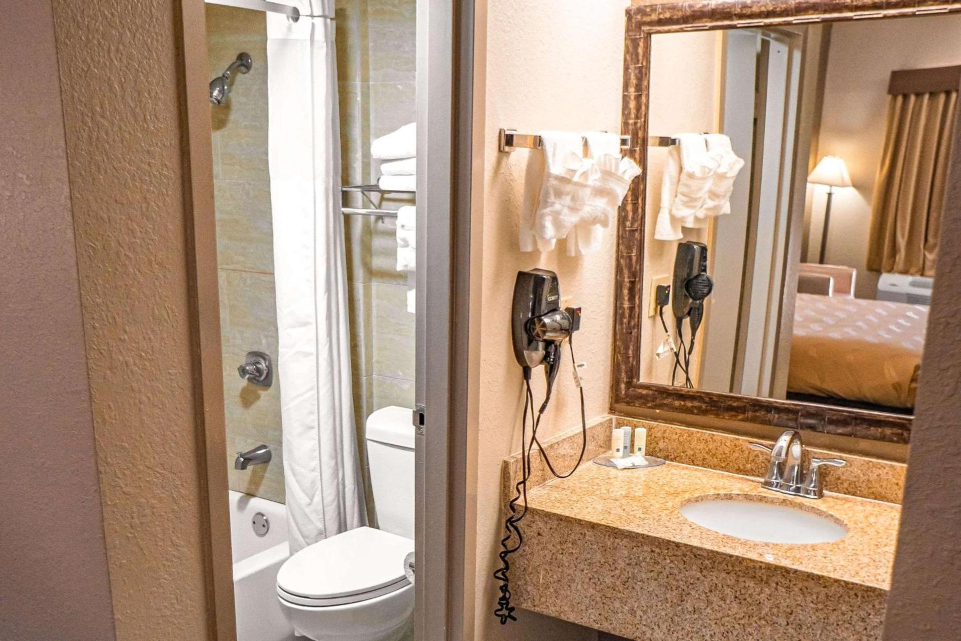 Quality Inn & Suites near Six Flags - Austell photo 11