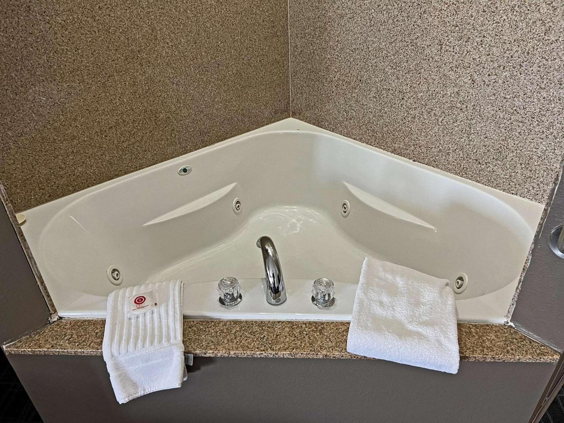 Comfort Suites Jackson-Cape Girardeau photo 10