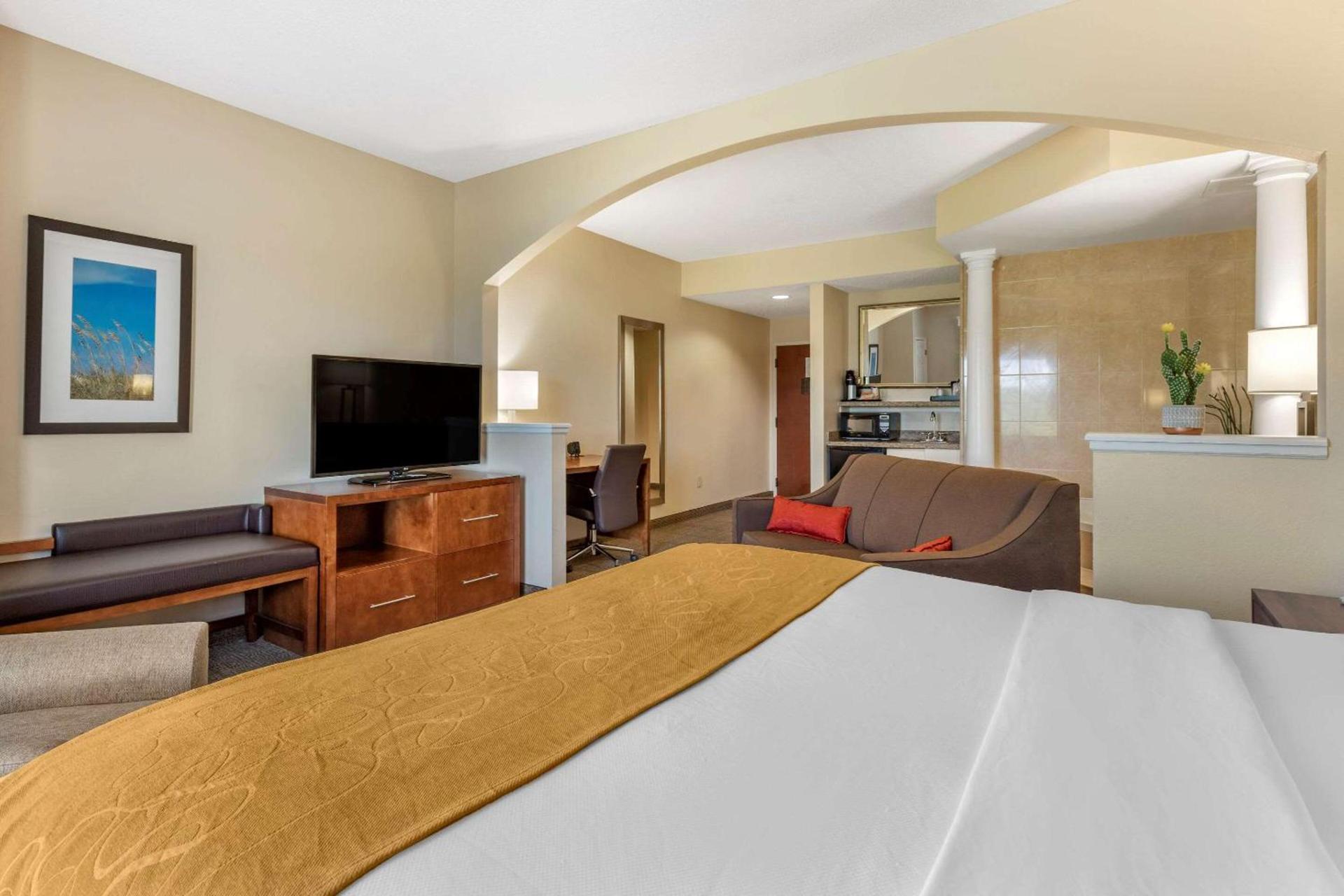 Comfort Suites Myrtle Beach Central photo 17