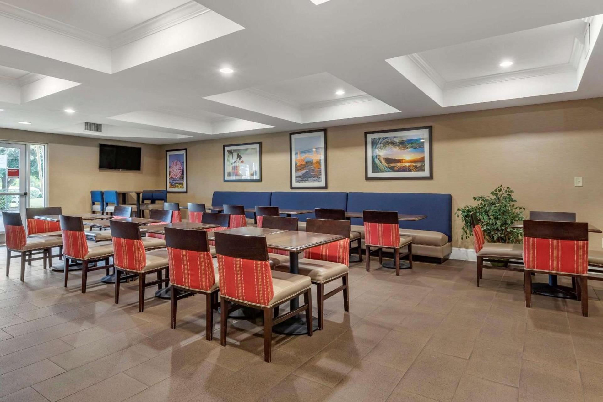 Comfort Suites Myrtle Beach Central photo 30