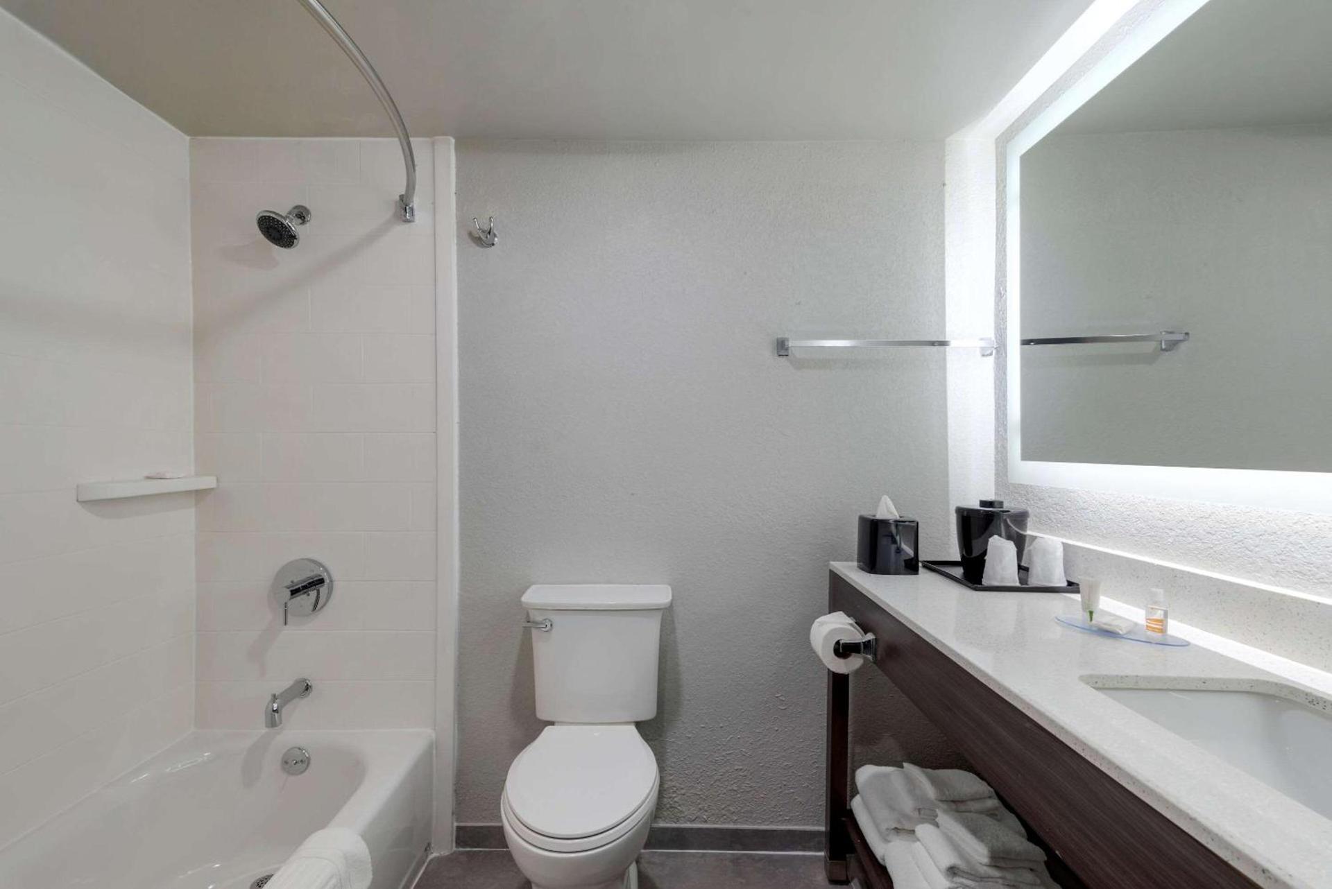 Clarion Pointe McDonough photo 21
