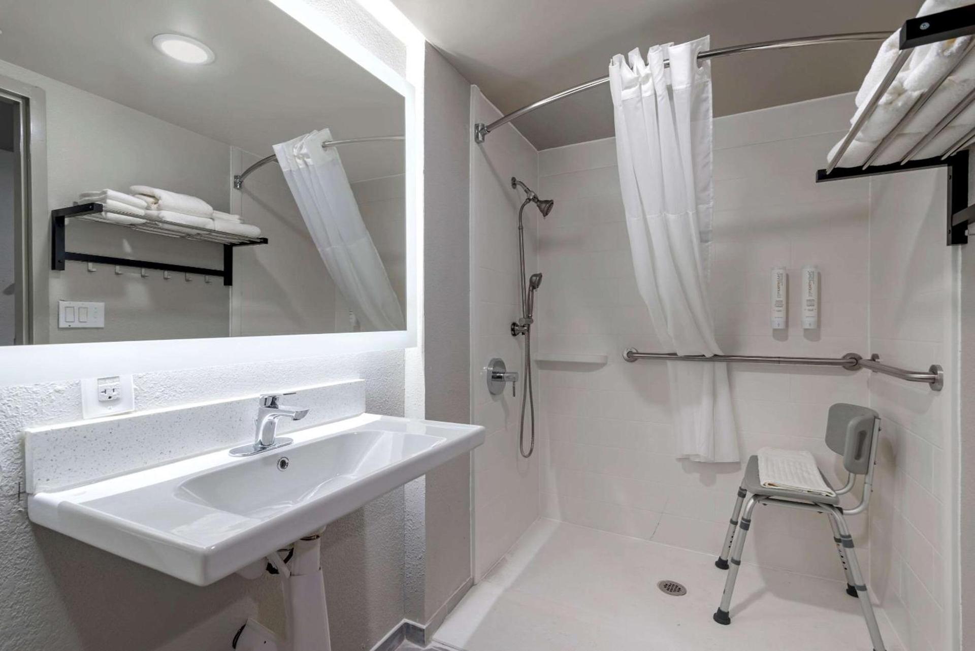 Clarion Pointe McDonough photo 22