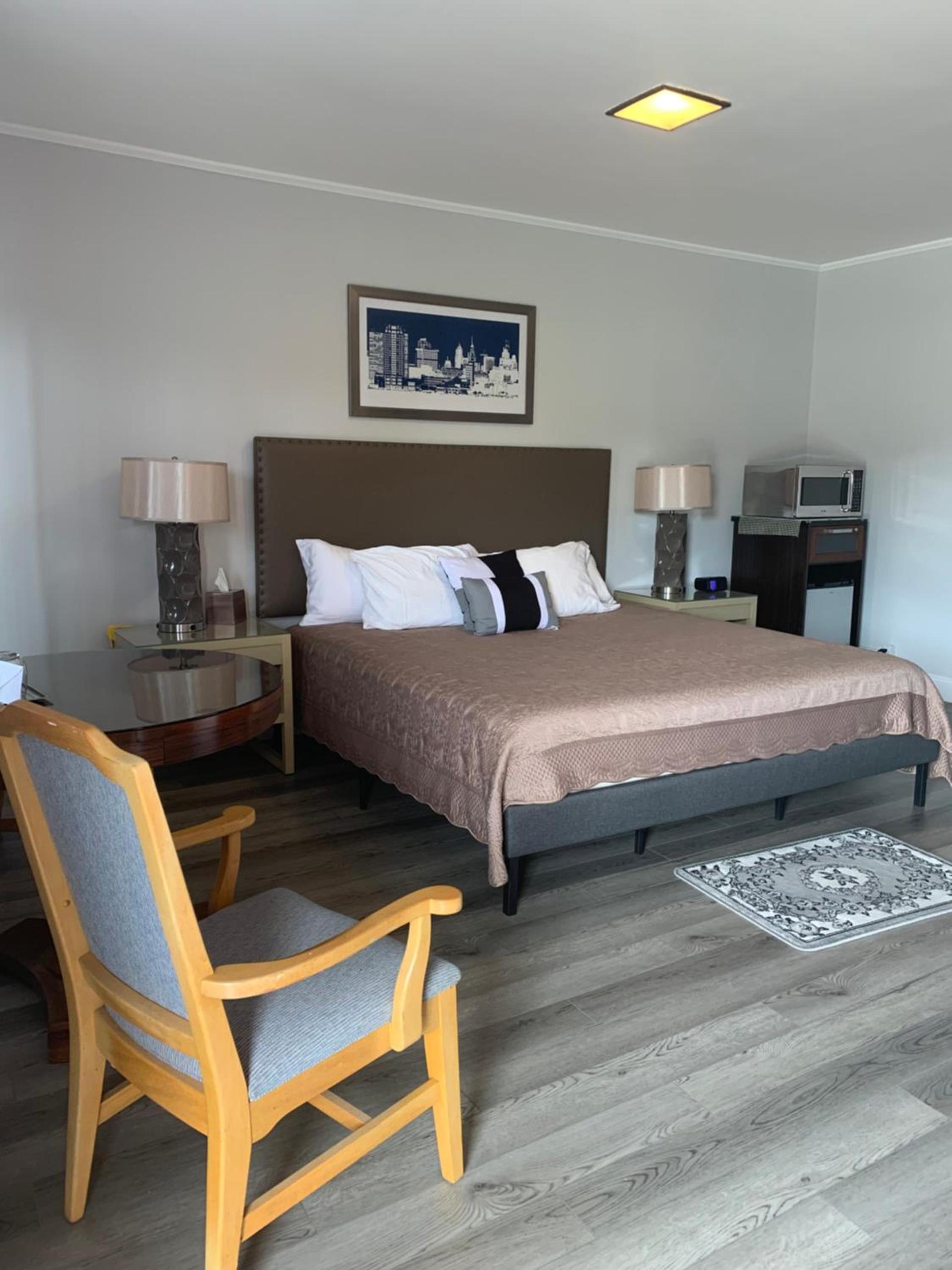 Vinehurst Inn & Suites photo 22