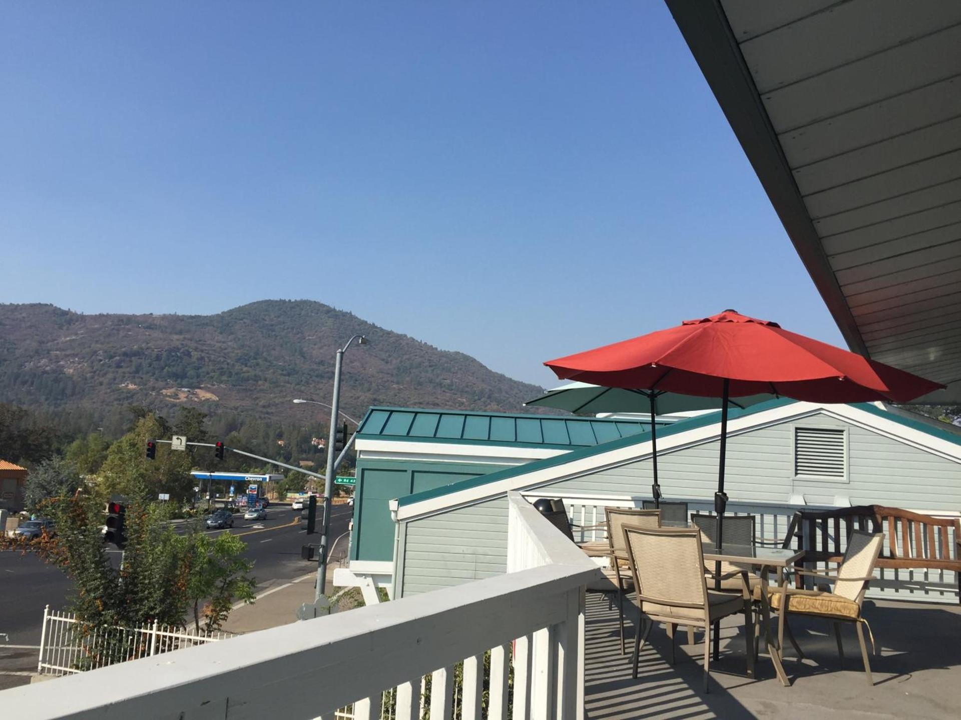 Oakhurst Lodge photo 2