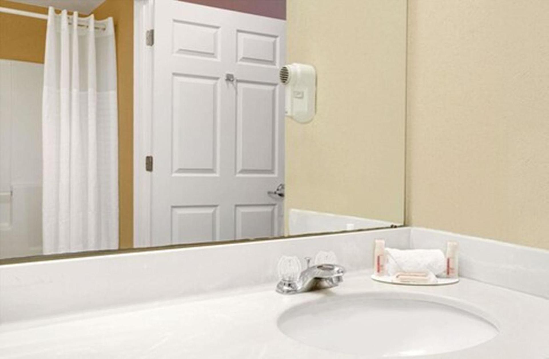 Baymont by Wyndham Jacksonville/Butler Blvd photo 20