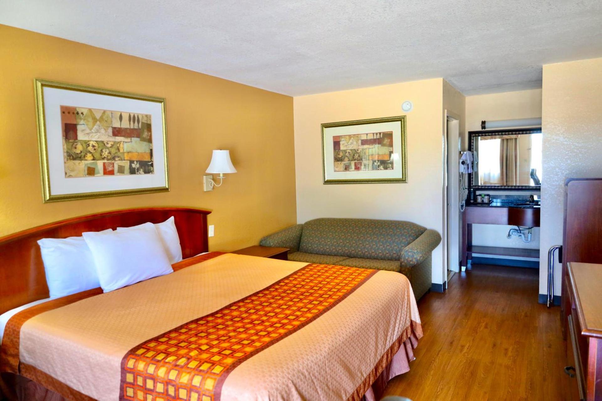 Regency Inn & Suites photo 8
