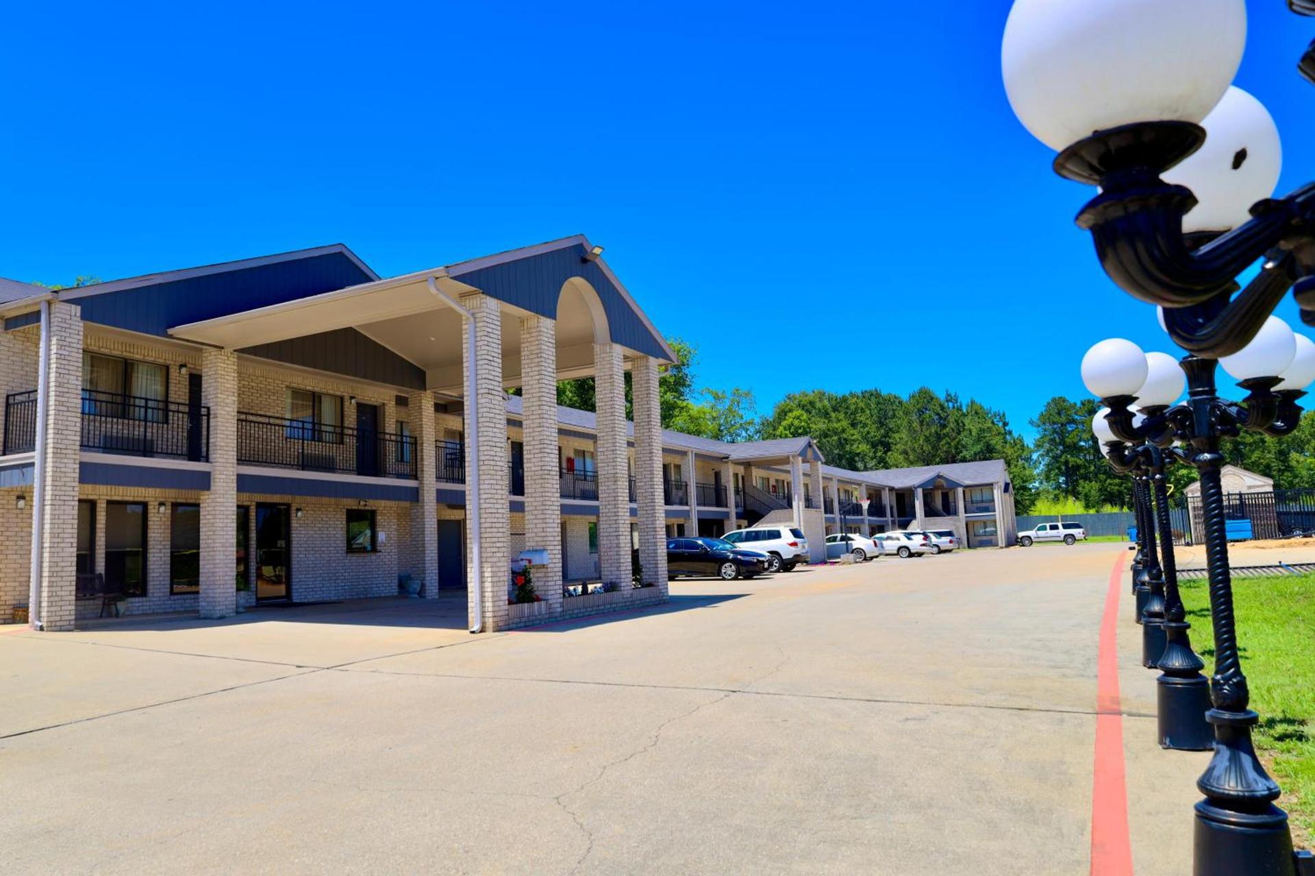 Regency Inn & Suites photo 1