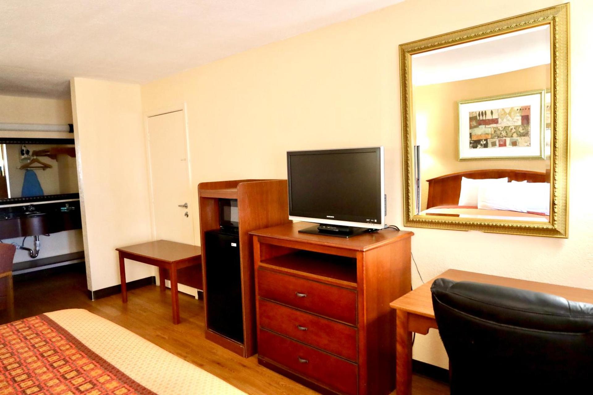 Regency Inn & Suites photo 16