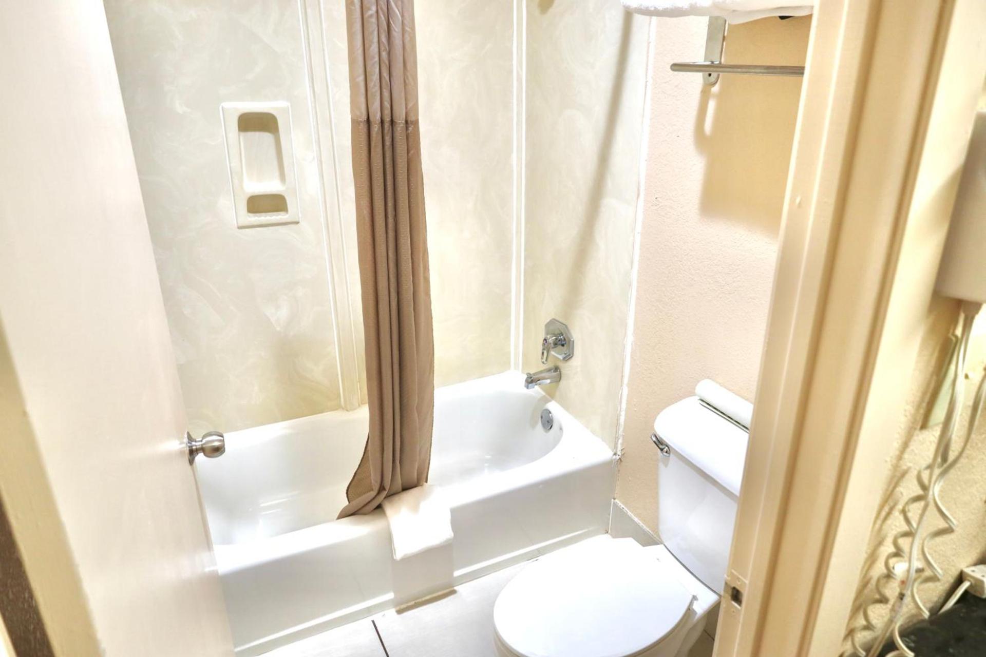 Regency Inn & Suites photo 11