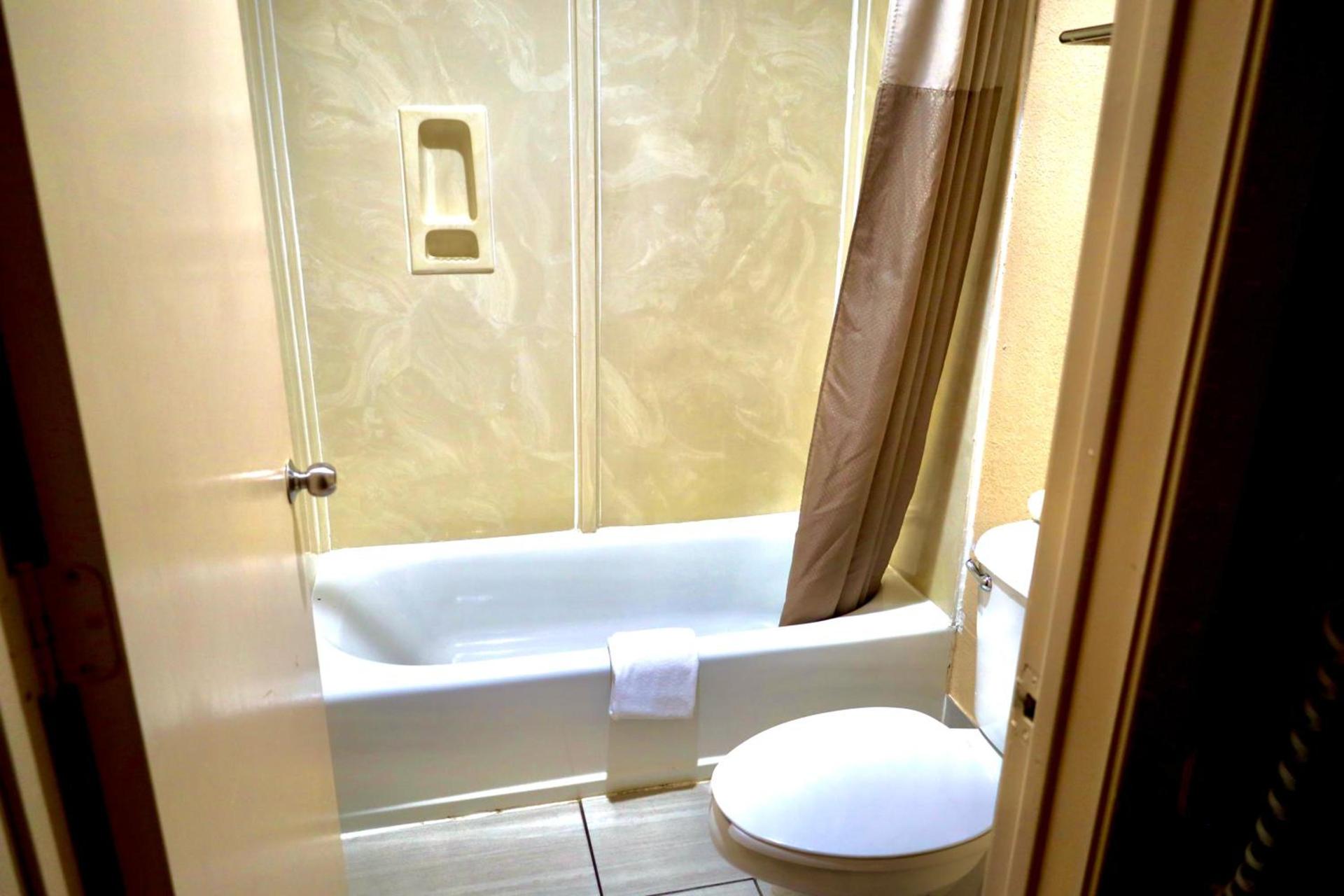 Regency Inn & Suites photo 20