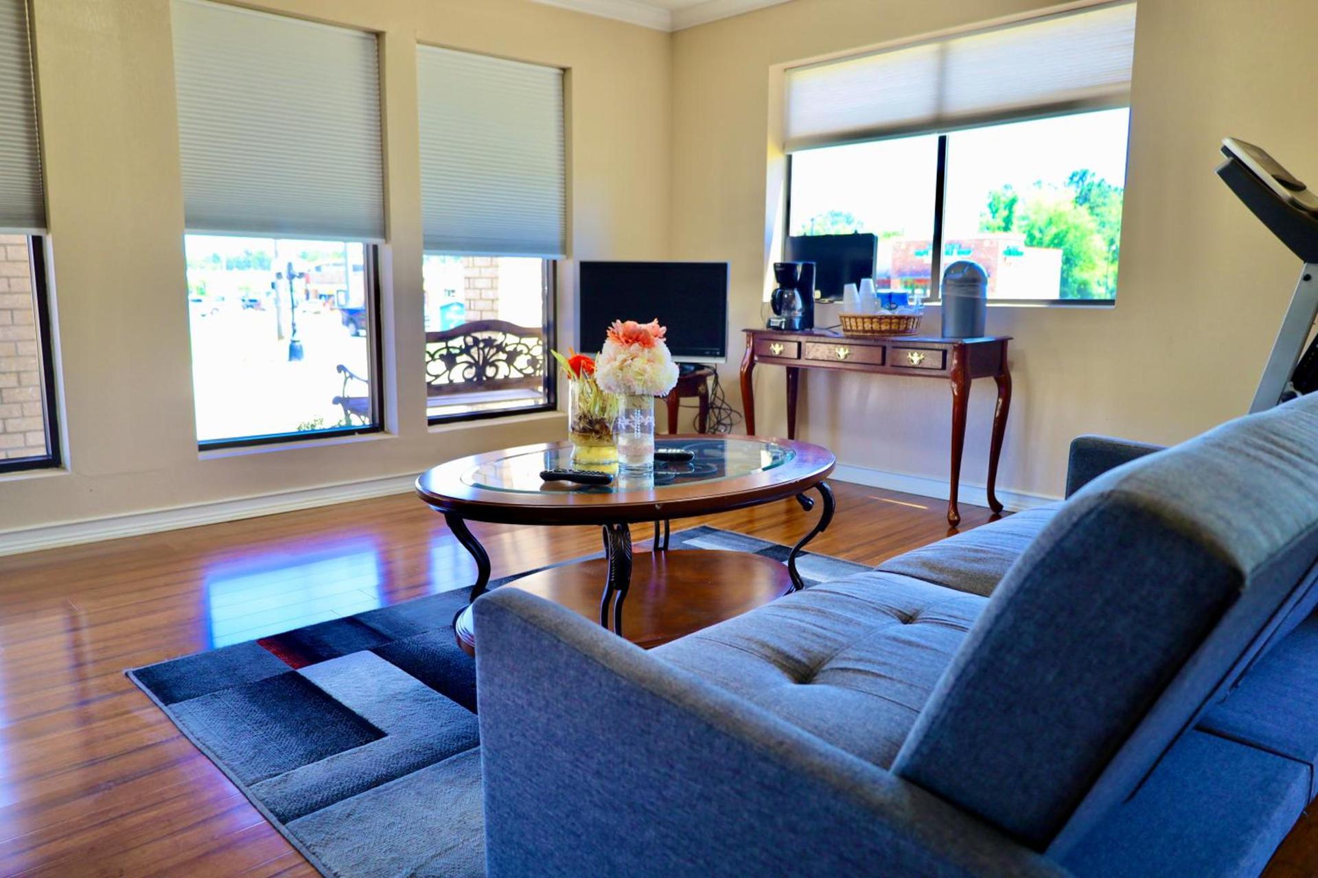 Regency Inn & Suites photo 3