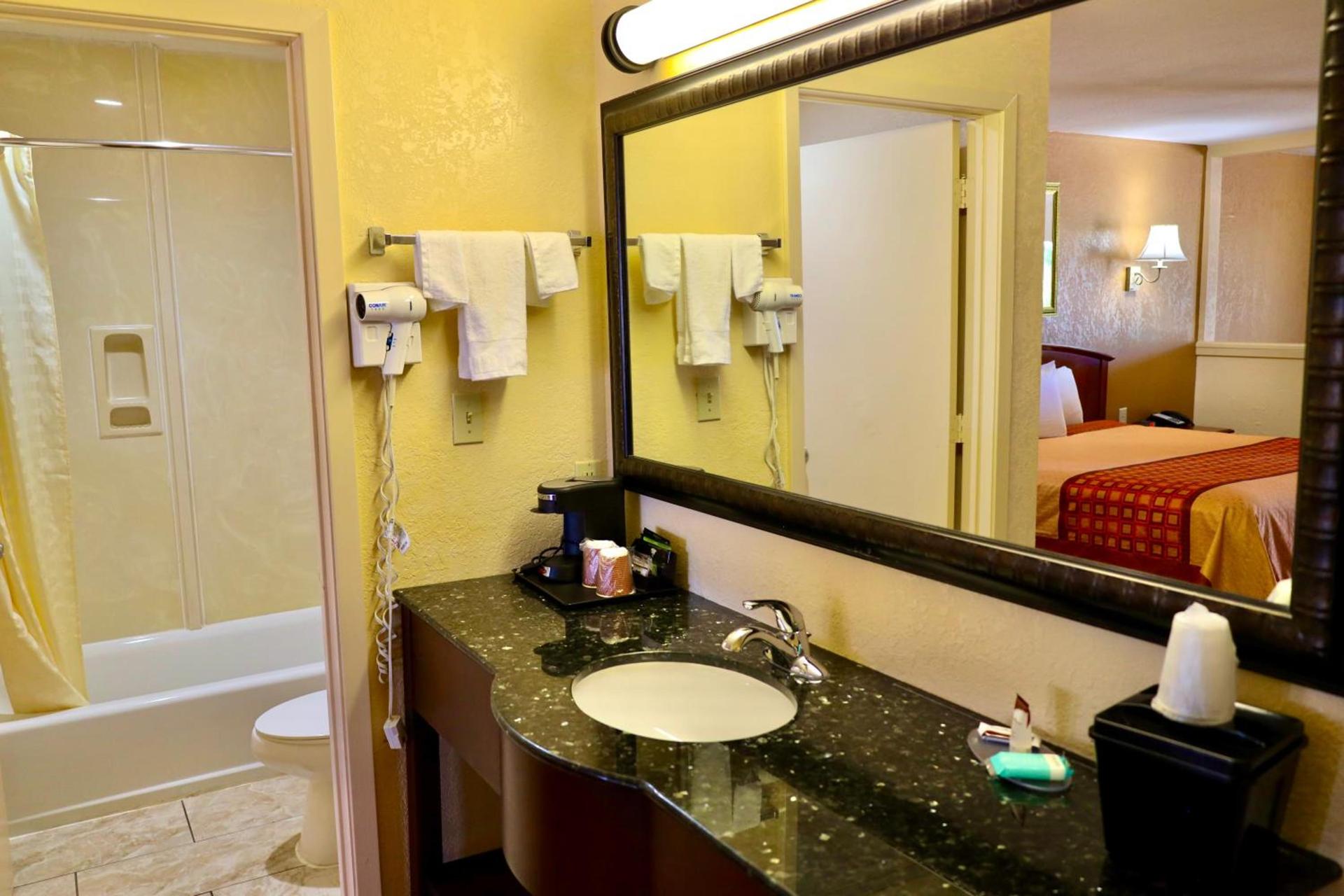 Regency Inn & Suites photo 18