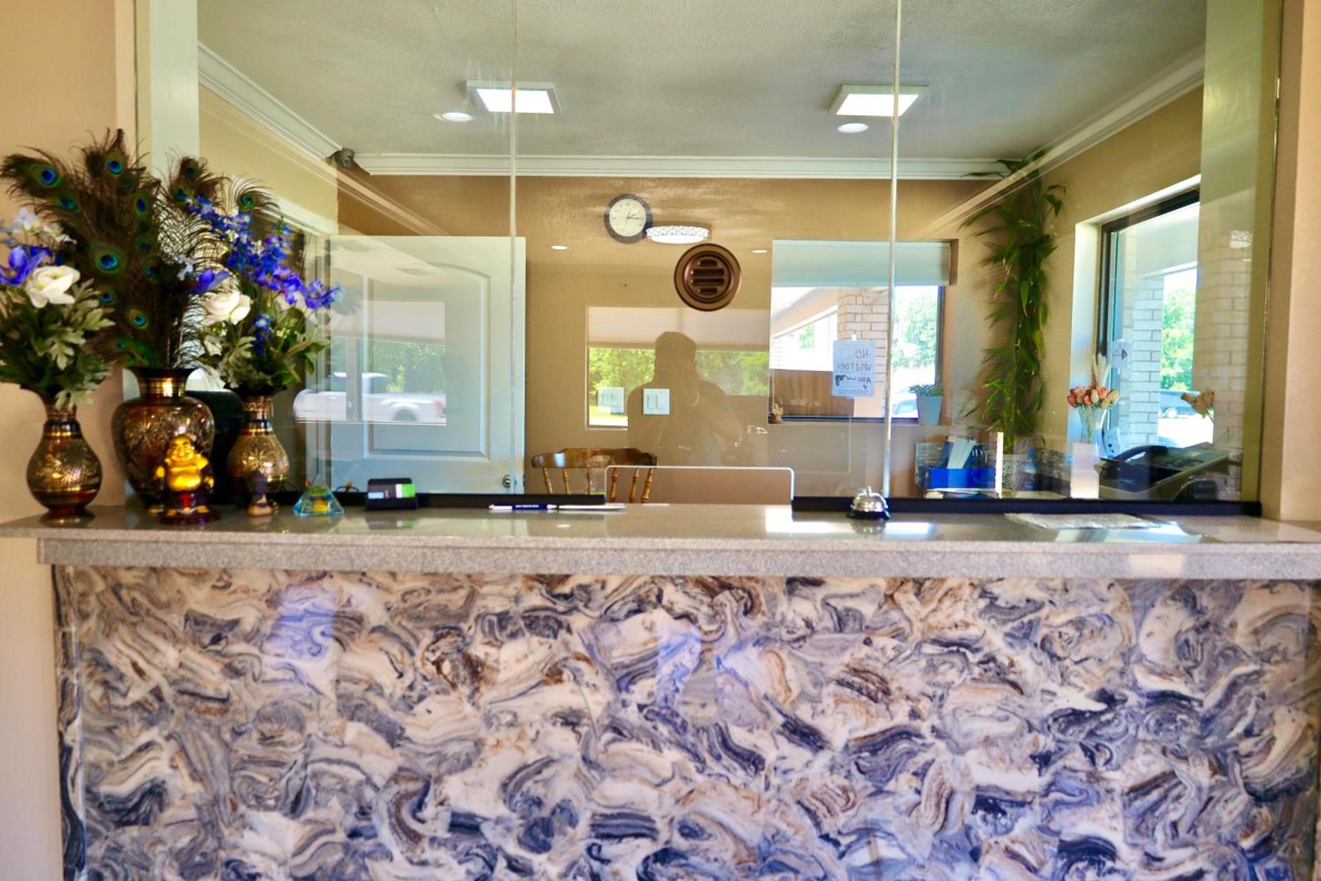 Regency Inn & Suites photo 5