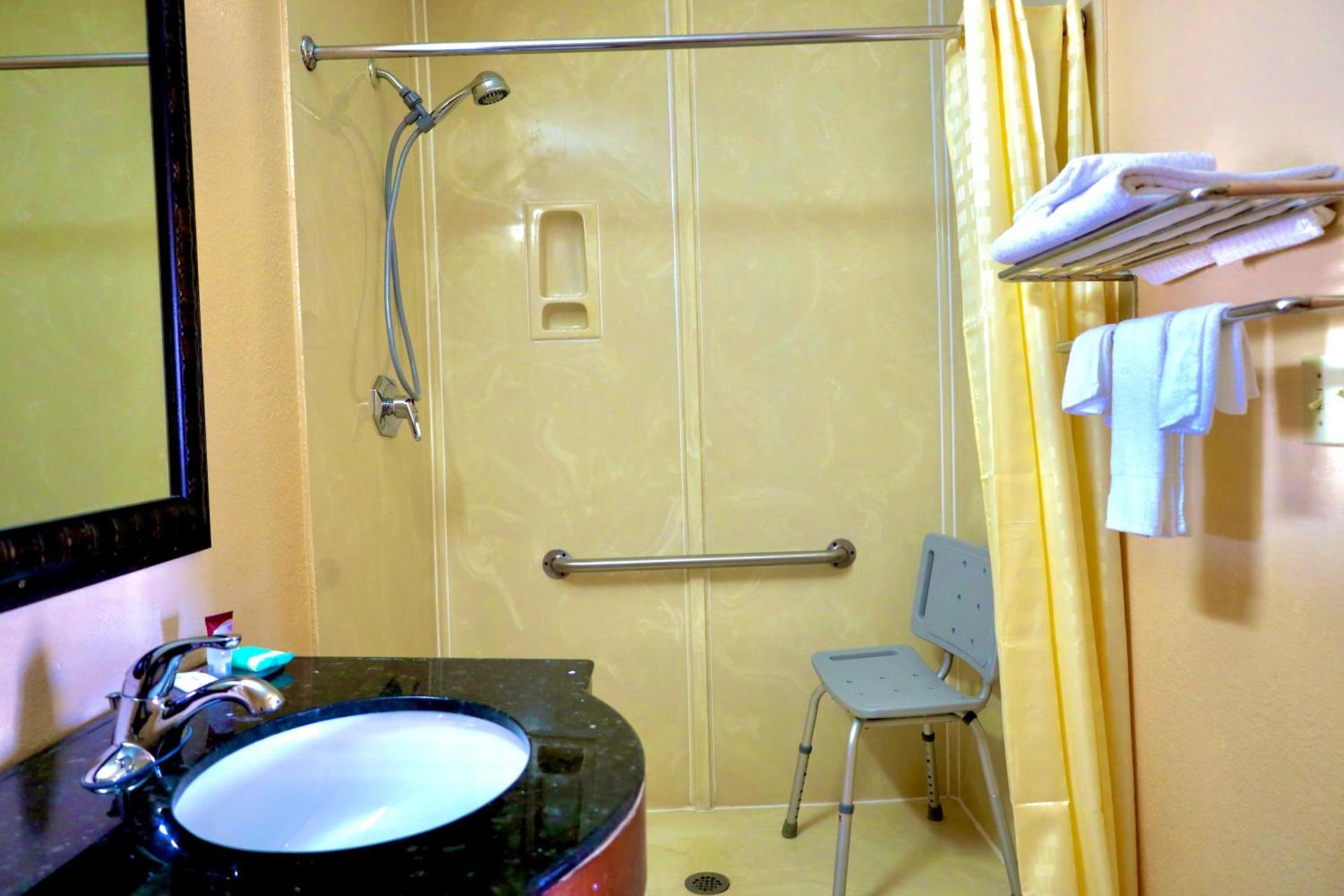 Regency Inn & Suites photo 23