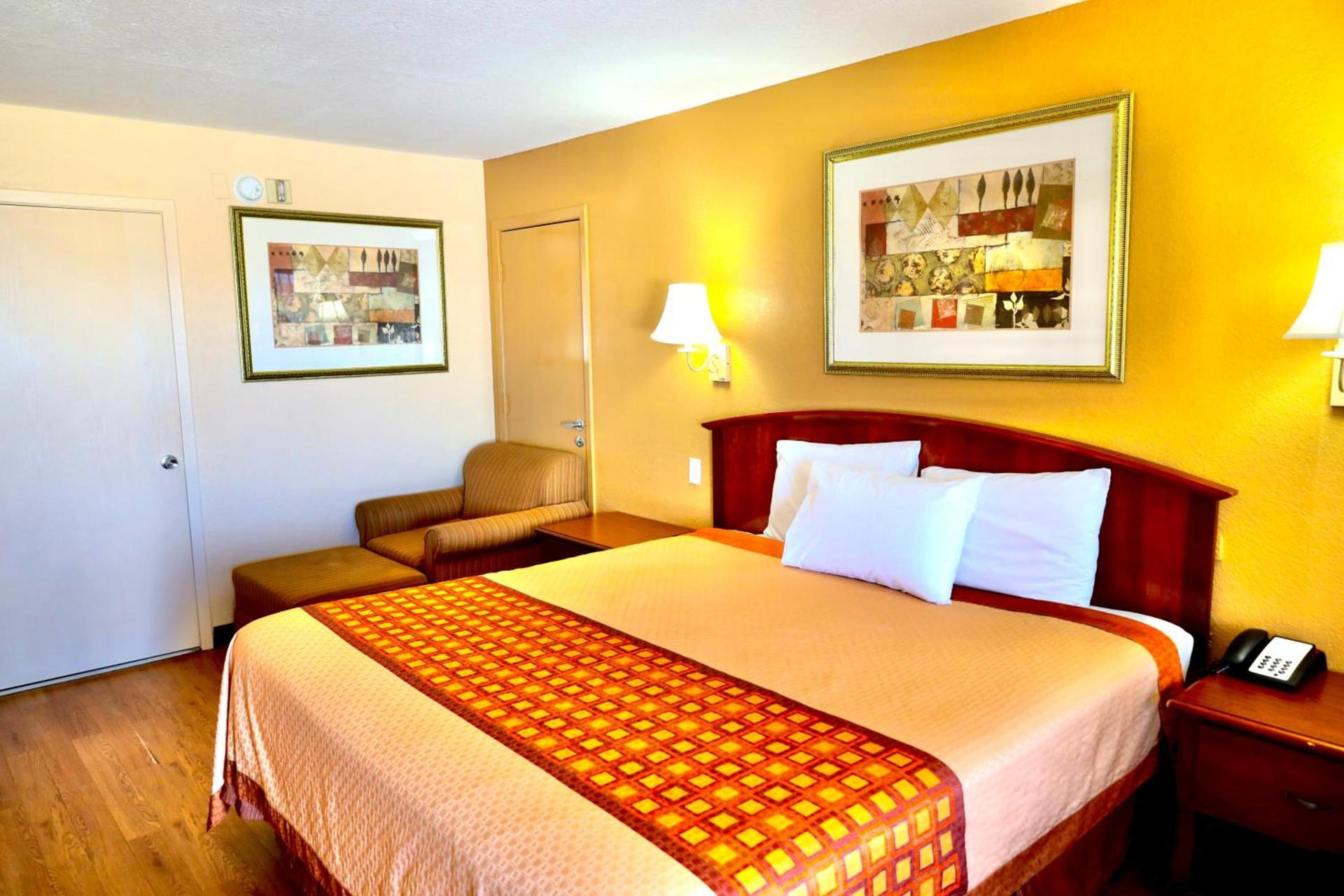 Regency Inn & Suites photo 9